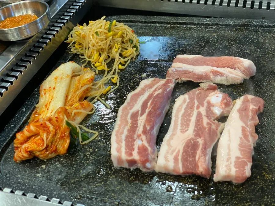 시민식당 종로본점 · 원문 게시 당시 방문 사진 (2019-11-29T09:32:49+09:00). 종로3가 시민식당 간판·층별 실내·직접 주문 고기와 찌개 확인. 방송/홍보사진 중심 안내문·메뉴는 보류; 빈 접시·잔반 단독 컷 제외. GIF는 전체 프레임 검수 후 원본 보조로만 사용.