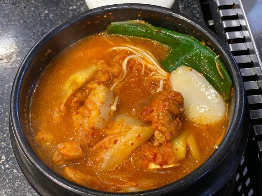시민식당 종로본점 · 원문 게시 당시 방문 사진 (2019-11-29T09:32:49+09:00). 종로3가 시민식당 간판·층별 실내·직접 주문 고기와 찌개 확인. 방송/홍보사진 중심 안내문·메뉴는 보류; 빈 접시·잔반 단독 컷 제외. GIF는 전체 프레임 검수 후 원본 보조로만 사용.