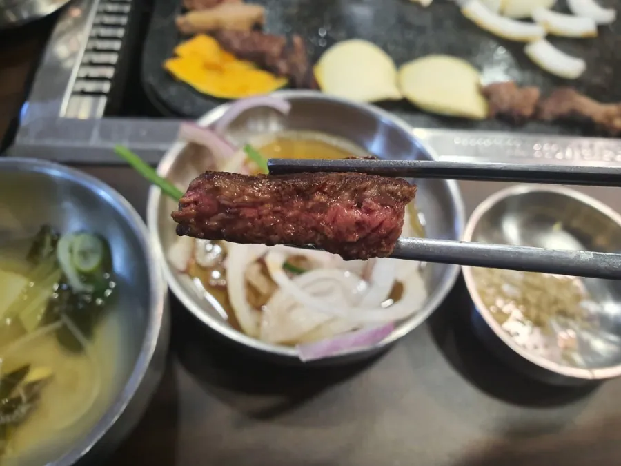 시민식당 종로본점 · 원문 게시 당시 방문 사진 (2019-11-29T09:32:49+09:00). 종로3가 시민식당 간판·층별 실내·직접 주문 고기와 찌개 확인. 방송/홍보사진 중심 안내문·메뉴는 보류; 빈 접시·잔반 단독 컷 제외. GIF는 전체 프레임 검수 후 원본 보조로만 사용.