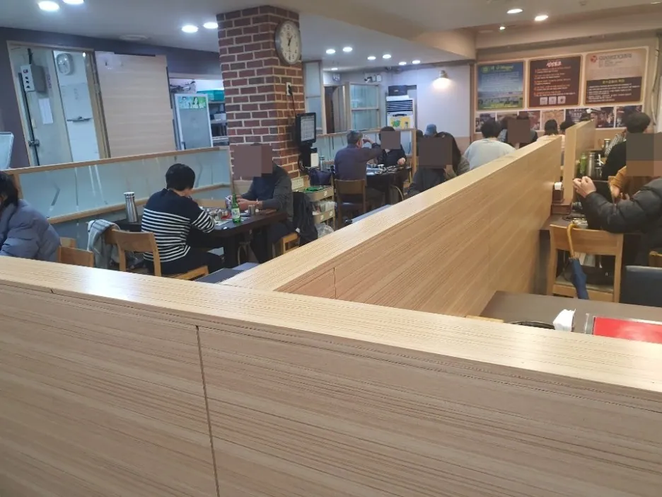 시민식당 종로본점 · 원문 게시 당시 방문 사진 (2019-11-29T09:32:49+09:00). 종로3가 시민식당 간판·층별 실내·직접 주문 고기와 찌개 확인. 방송/홍보사진 중심 안내문·메뉴는 보류; 빈 접시·잔반 단독 컷 제외. GIF는 전체 프레임 검수 후 원본 보조로만 사용.