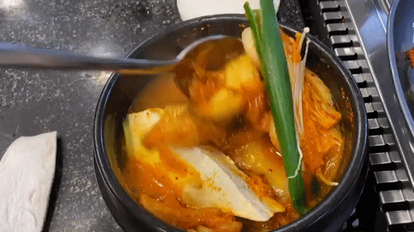 시민식당 종로본점 · 원문 게시 당시 방문 사진 (2019-11-29T09:32:49+09:00). 종로3가 시민식당 간판·층별 실내·직접 주문 고기와 찌개 확인. 방송/홍보사진 중심 안내문·메뉴는 보류; 빈 접시·잔반 단독 컷 제외. GIF는 전체 프레임 검수 후 원본 보조로만 사용.