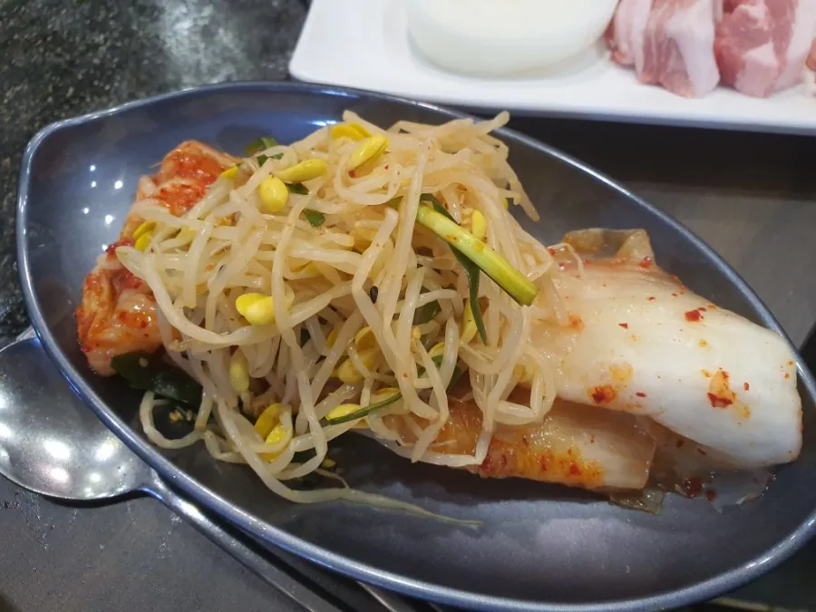 시민식당 종로본점 · 원문 게시 당시 방문 사진 (2019-11-29T09:32:49+09:00). 종로3가 시민식당 간판·층별 실내·직접 주문 고기와 찌개 확인. 방송/홍보사진 중심 안내문·메뉴는 보류; 빈 접시·잔반 단독 컷 제외. GIF는 전체 프레임 검수 후 원본 보조로만 사용.