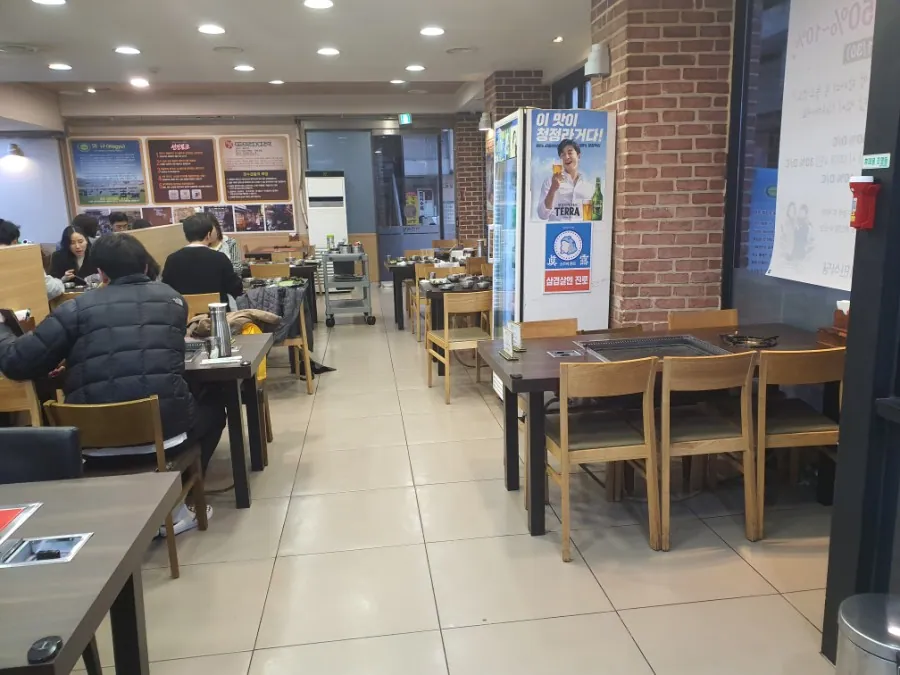 시민식당 종로본점 · 원문 게시 당시 방문 사진 (2019-11-29T09:32:49+09:00). 종로3가 시민식당 간판·층별 실내·직접 주문 고기와 찌개 확인. 방송/홍보사진 중심 안내문·메뉴는 보류; 빈 접시·잔반 단독 컷 제외. GIF는 전체 프레임 검수 후 원본 보조로만 사용.