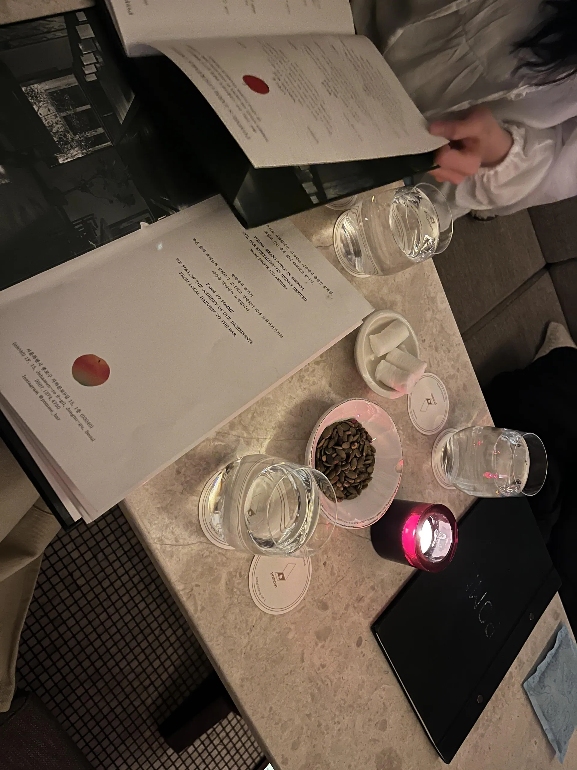 Bar Pomme 뽐 · 원문 게시 당시 방문 사진 (2023-02-22T22:19:24+09:00). 서촌 통인동 Bar Pomme 방문·메뉴·직접 주문 칵테일 확인. 인물이 크게 보이는 실내0번 보류.
