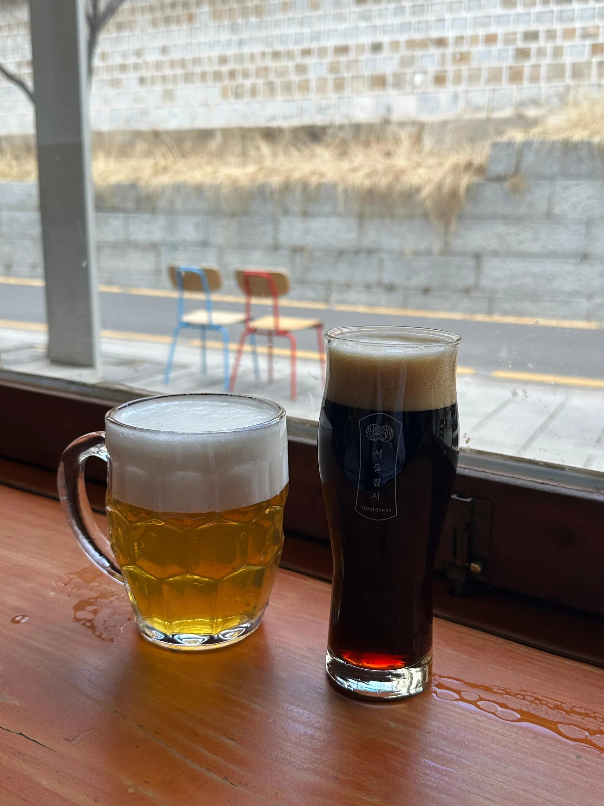 서울집시 서순라길 · 원문 게시 당시 방문 사진 (2025-02-01T20:53:33+09:00). 서순라길107 서울집시 종로점 직접 방문·주문 메뉴와 창가 경관 확인. 같은 글에 자동 연결된 살롱순라 ID에는 적용하지 않음.