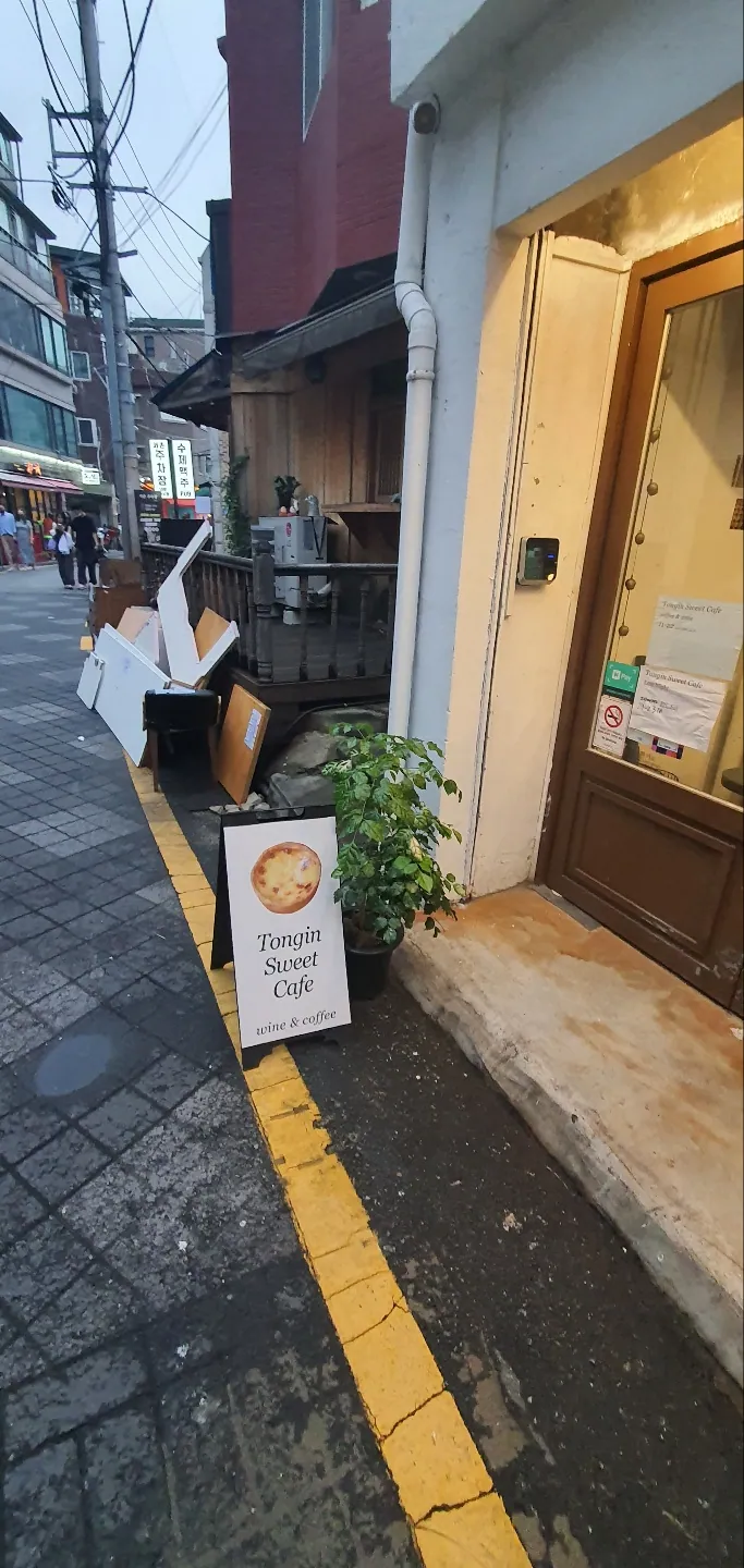 통인스윗 · 원문 게시 당시 방문 사진 (2022-09-22T09:47:39+09:00). 이모티콘 제외. 통인스윗 제품·진열과 같은 건물 2층 카페 프랑스패밀리의 방문맥락 보조사진; 2층을 동일 운영 매장으로 단정하지 않음.