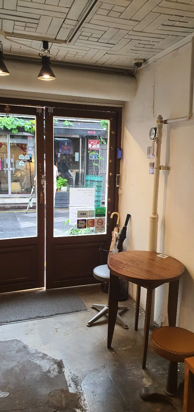 통인스윗 · 원문 게시 당시 방문 사진 (2022-09-22T09:47:39+09:00). 이모티콘 제외. 통인스윗 제품·진열과 같은 건물 2층 카페 프랑스패밀리의 방문맥락 보조사진; 2층을 동일 운영 매장으로 단정하지 않음.