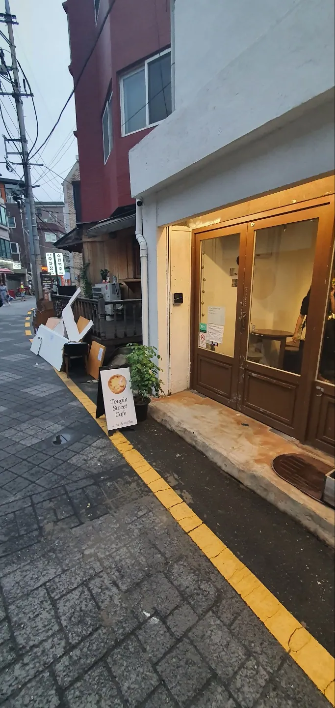통인스윗 · 원문 게시 당시 방문 사진 (2022-09-22T09:47:39+09:00). 이모티콘 제외. 통인스윗 제품·진열과 같은 건물 2층 카페 프랑스패밀리의 방문맥락 보조사진; 2층을 동일 운영 매장으로 단정하지 않음.
