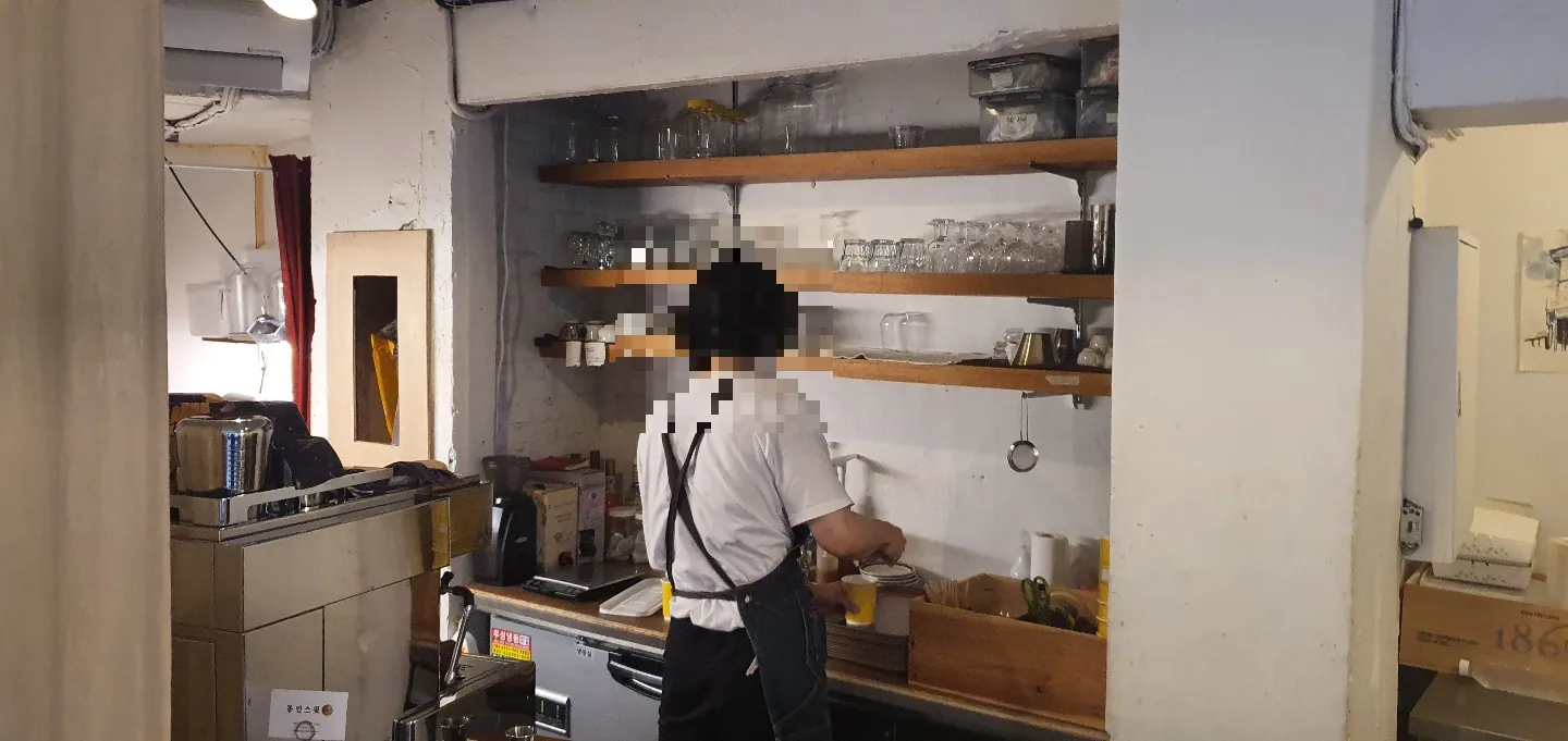 통인스윗 · 원문 게시 당시 방문 사진 (2022-09-22T09:47:39+09:00). 이모티콘 제외. 통인스윗 제품·진열과 같은 건물 2층 카페 프랑스패밀리의 방문맥락 보조사진; 2층을 동일 운영 매장으로 단정하지 않음.