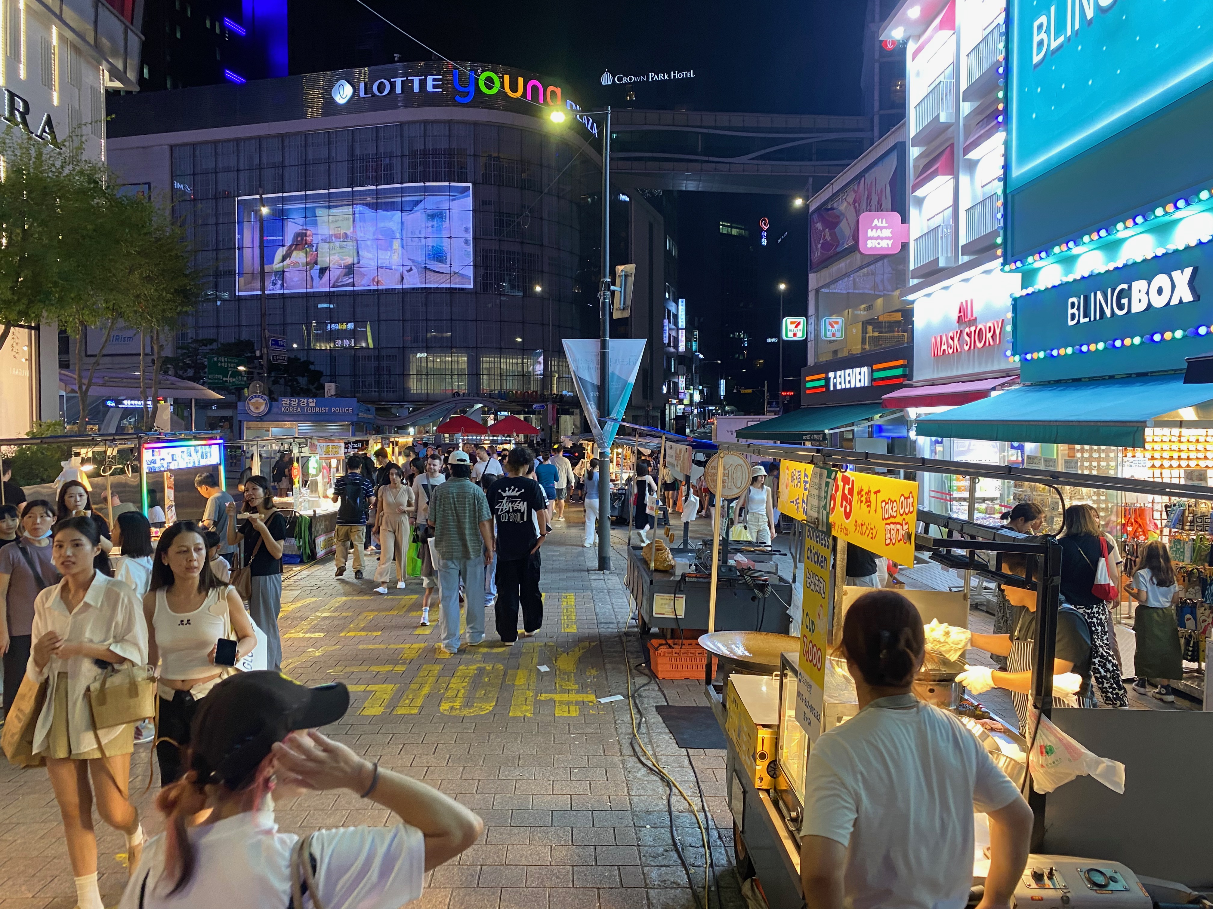 File:Myeongdong night market seoul 2.jpg · 자료 표기일 2024-08-21 20:44:42