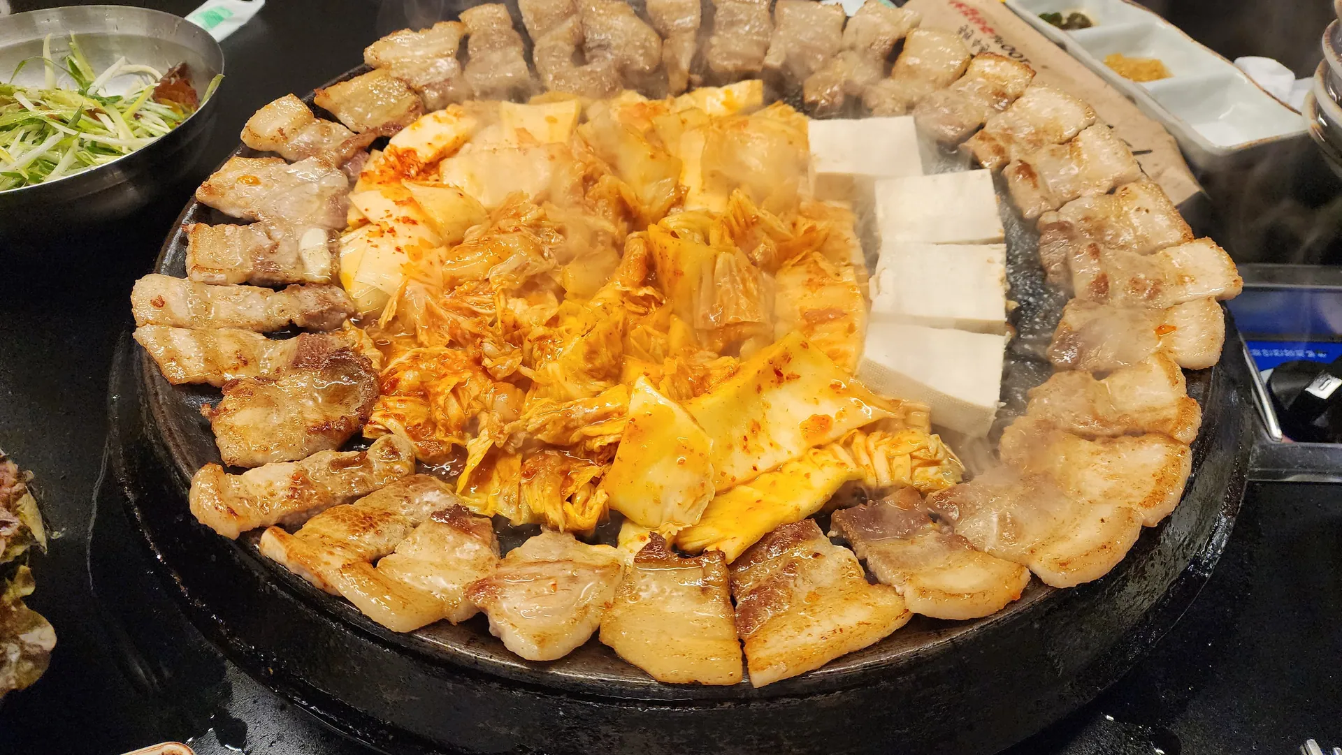 무쇠김치삼겹 명동점