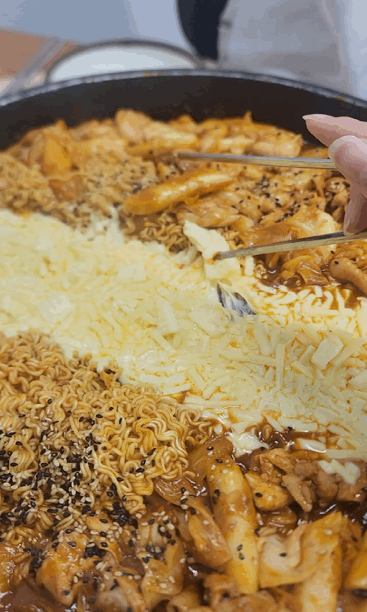 장인닭갈비 명동점 · 원문 게시 당시 방문 사진 (2025-05-27T09:53:57+09:00). 원문 지점·방문 서술과 현장 간판·공간·음식 사진을 대조해 직접 촬영 및 대상 귀속 확인.