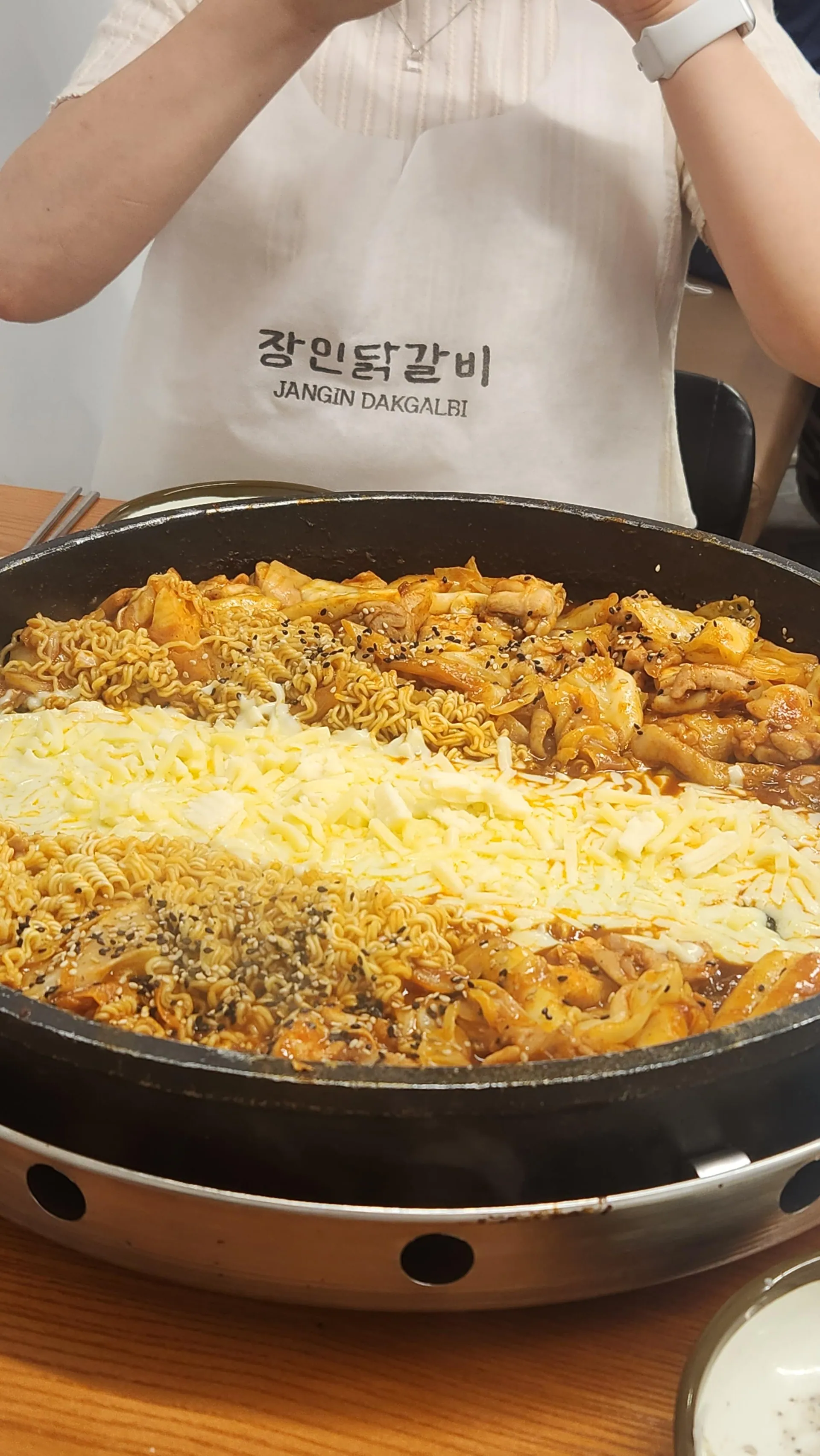장인닭갈비 명동점 · 원문 게시 당시 방문 사진 (2025-05-27T09:53:57+09:00). 원문 지점·방문 서술과 현장 간판·공간·음식 사진을 대조해 직접 촬영 및 대상 귀속 확인.