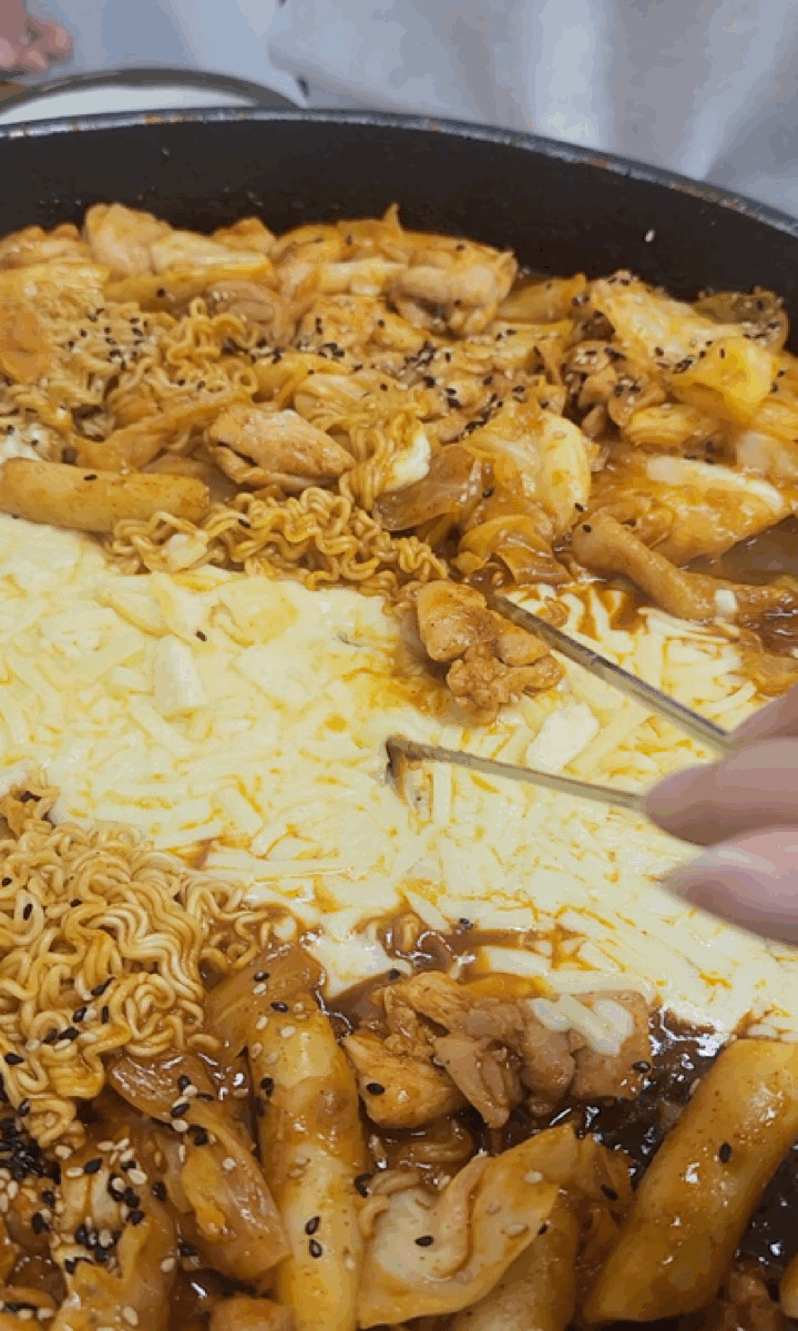 장인닭갈비 명동점 · 원문 게시 당시 방문 사진 (2025-05-27T09:53:57+09:00). 원문 지점·방문 서술과 현장 간판·공간·음식 사진을 대조해 직접 촬영 및 대상 귀속 확인.