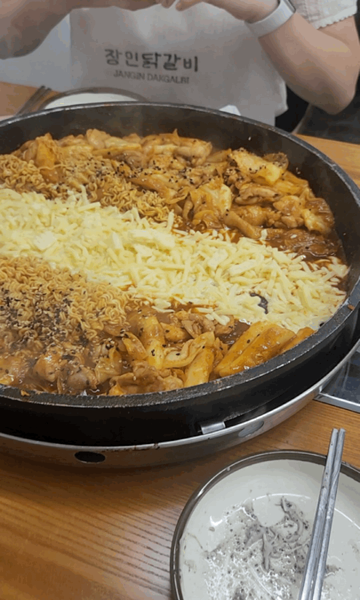 장인닭갈비 명동점 · 원문 게시 당시 방문 사진 (2025-05-27T09:53:57+09:00). 원문 지점·방문 서술과 현장 간판·공간·음식 사진을 대조해 직접 촬영 및 대상 귀속 확인.