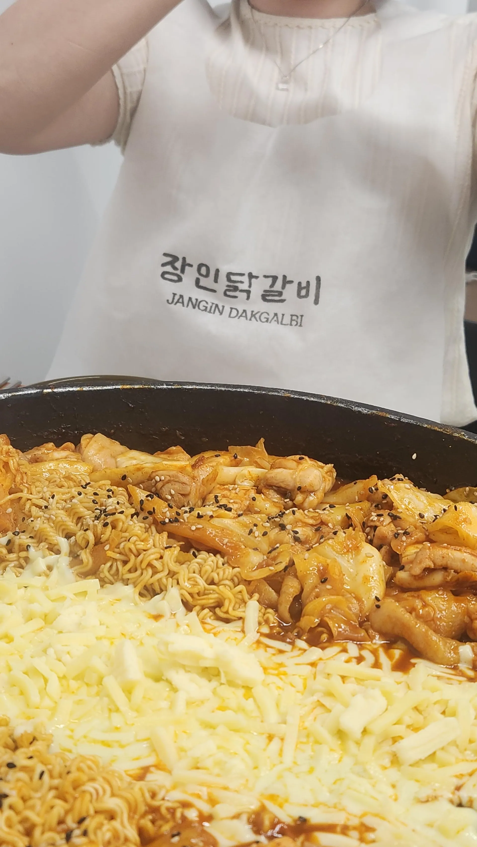 장인닭갈비 명동점 · 원문 게시 당시 방문 사진 (2025-05-27T09:53:57+09:00). 원문 지점·방문 서술과 현장 간판·공간·음식 사진을 대조해 직접 촬영 및 대상 귀속 확인.