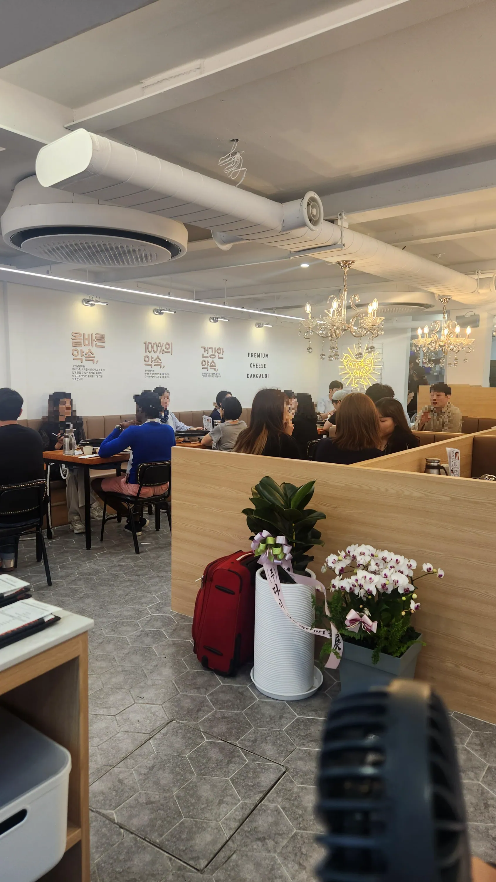 장인닭갈비 명동점 · 원문 게시 당시 방문 사진 (2025-05-27T09:53:57+09:00). 원문 지점·방문 서술과 현장 간판·공간·음식 사진을 대조해 직접 촬영 및 대상 귀속 확인.