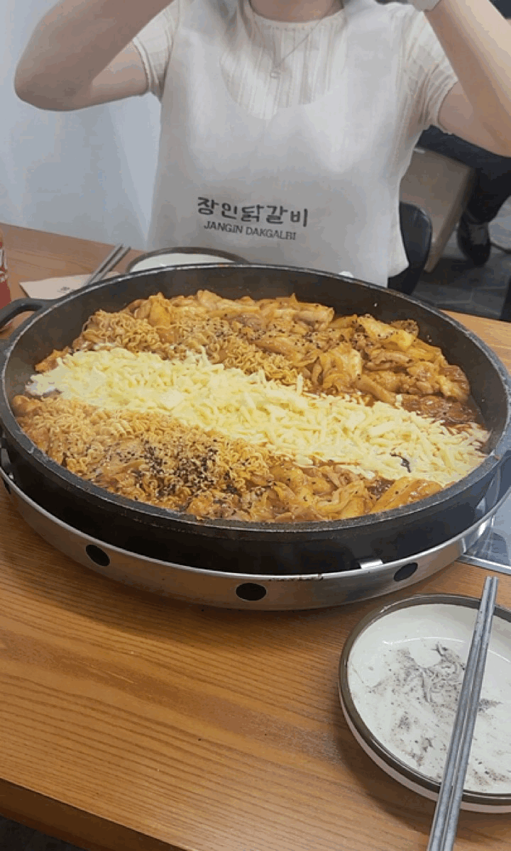 장인닭갈비 명동점 · 원문 게시 당시 방문 사진 (2025-05-27T09:53:57+09:00). 원문 지점·방문 서술과 현장 간판·공간·음식 사진을 대조해 직접 촬영 및 대상 귀속 확인.