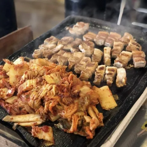 마부자생삼겹살 마곡본점 · 불판의 삼겹살과 김치 (2022-06-26 게시 방문기)