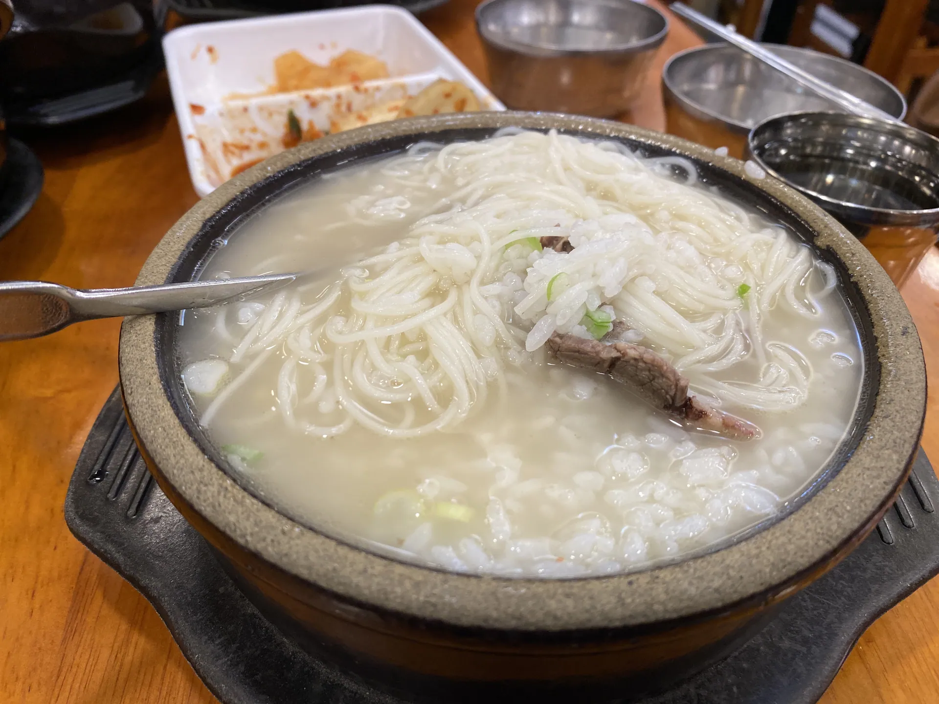 마포옥 한우양지설렁탕 — 면과 고기가 보이는 한우양지설렁탕 (2022-11-23 게시, 촬영일 미확인)