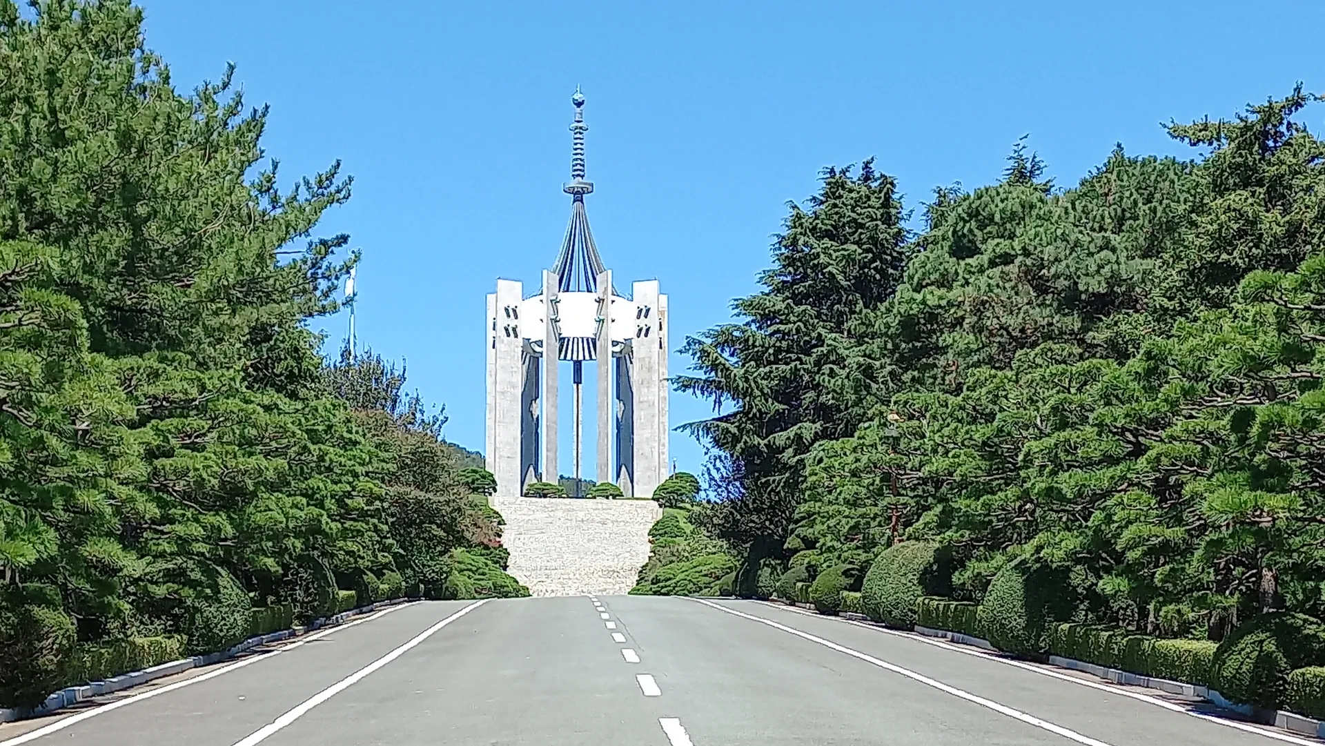 부산중앙공원 북쪽 충혼탑 진입로에서 바라본 충혼탑 (2022년 게시 방문기, 촬영일 미확인)