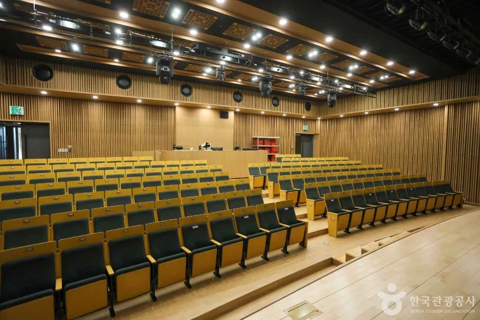 영도문화예술회관 공연장 객석과 무대