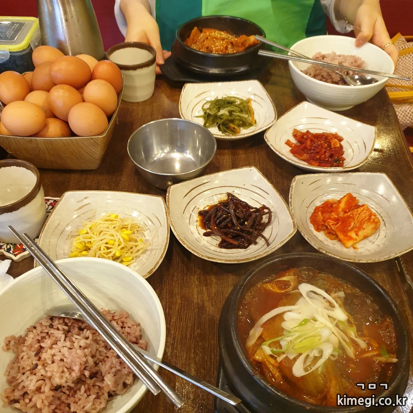 맛있는순두부 & 김치찜 — 주문한 뚝배기 요리와 반찬이 놓인 식탁 (2020-10-08 게시, 촬영일 미확인)
