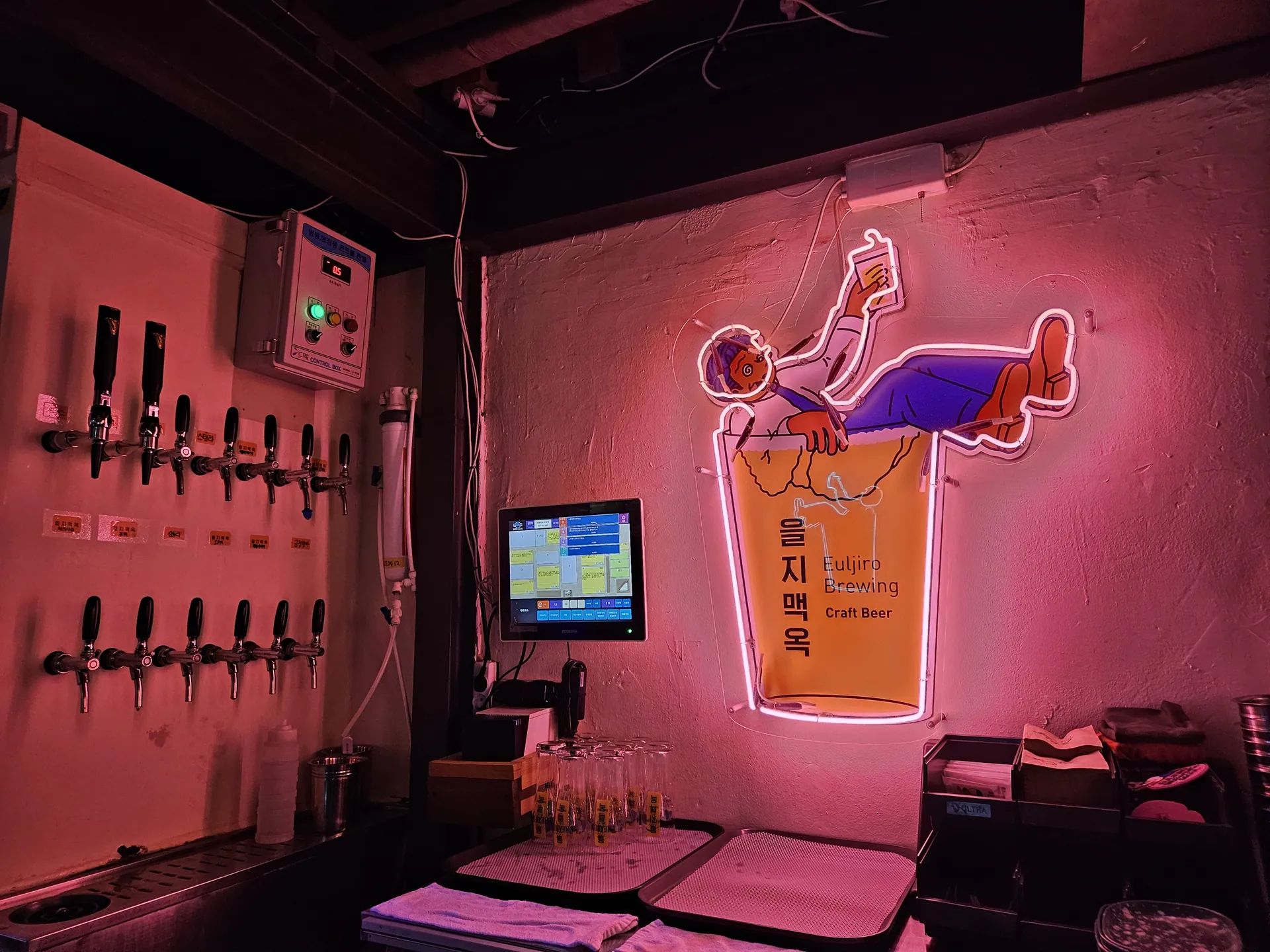 을지맥옥 (Euljiro Brewing) — 맥주 탭과 실내 벽면 (2026-08-05 게시, 촬영일 미확인)