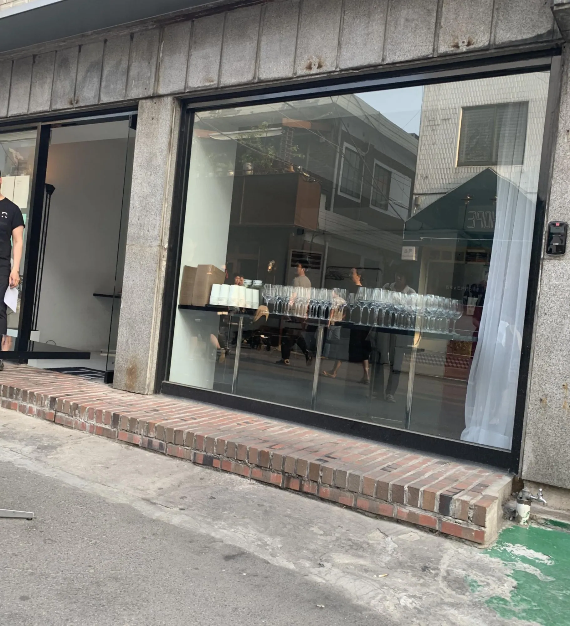 TBD (티비디) — 성수동 이전 매장 외관 (2020-03-17 게시, 촬영일 미확인)