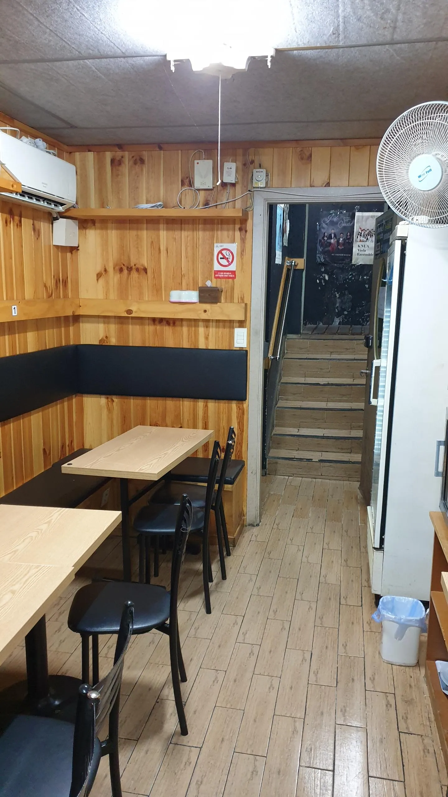 곰포차 · 원문 게시 당시 방문 사진 (2020-10-07T00:11:42+09:00). 서초동 효령로52길8 곰포차 단골 방문 본문과 음식·실내 대조. 유명인 광고 포스터 중심 사진 보류.