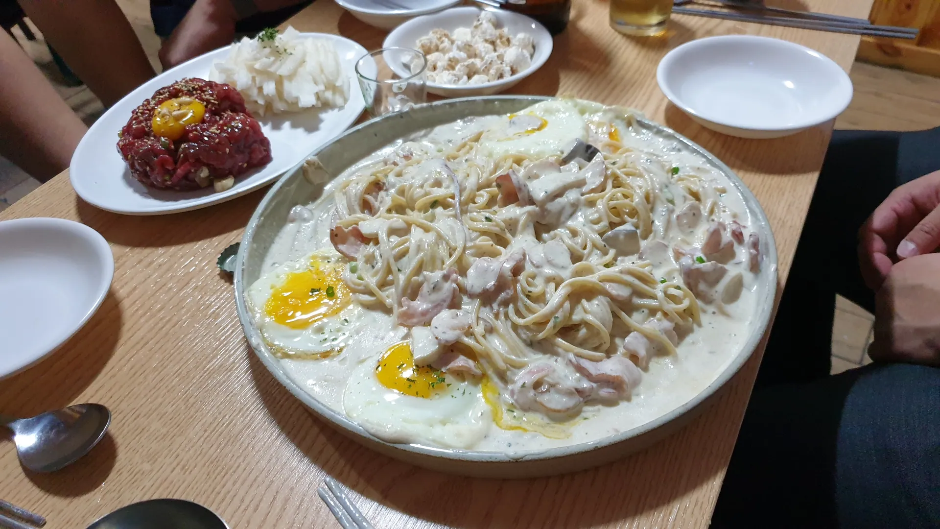 곰포차 · 원문 게시 당시 방문 사진 (2020-10-07T00:11:42+09:00). 서초동 효령로52길8 곰포차 단골 방문 본문과 음식·실내 대조. 유명인 광고 포스터 중심 사진 보류.