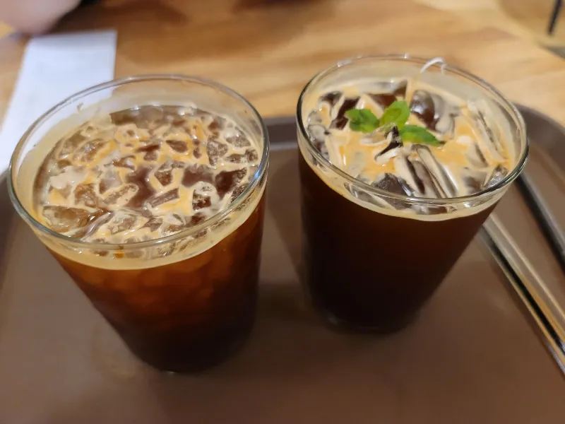 메이비카페 — 메이비카페에서 주문한 아이스커피 두 잔 (2023-09-13 게시, 촬영일 미확인)