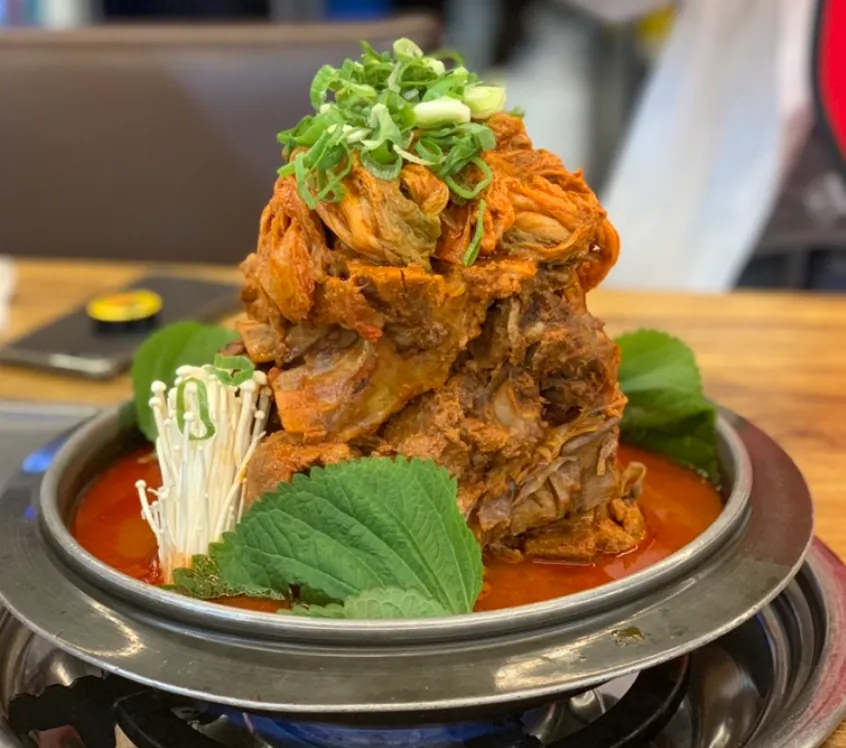 이성원쉐프의 청년감자탕 본점 외관과 음식.