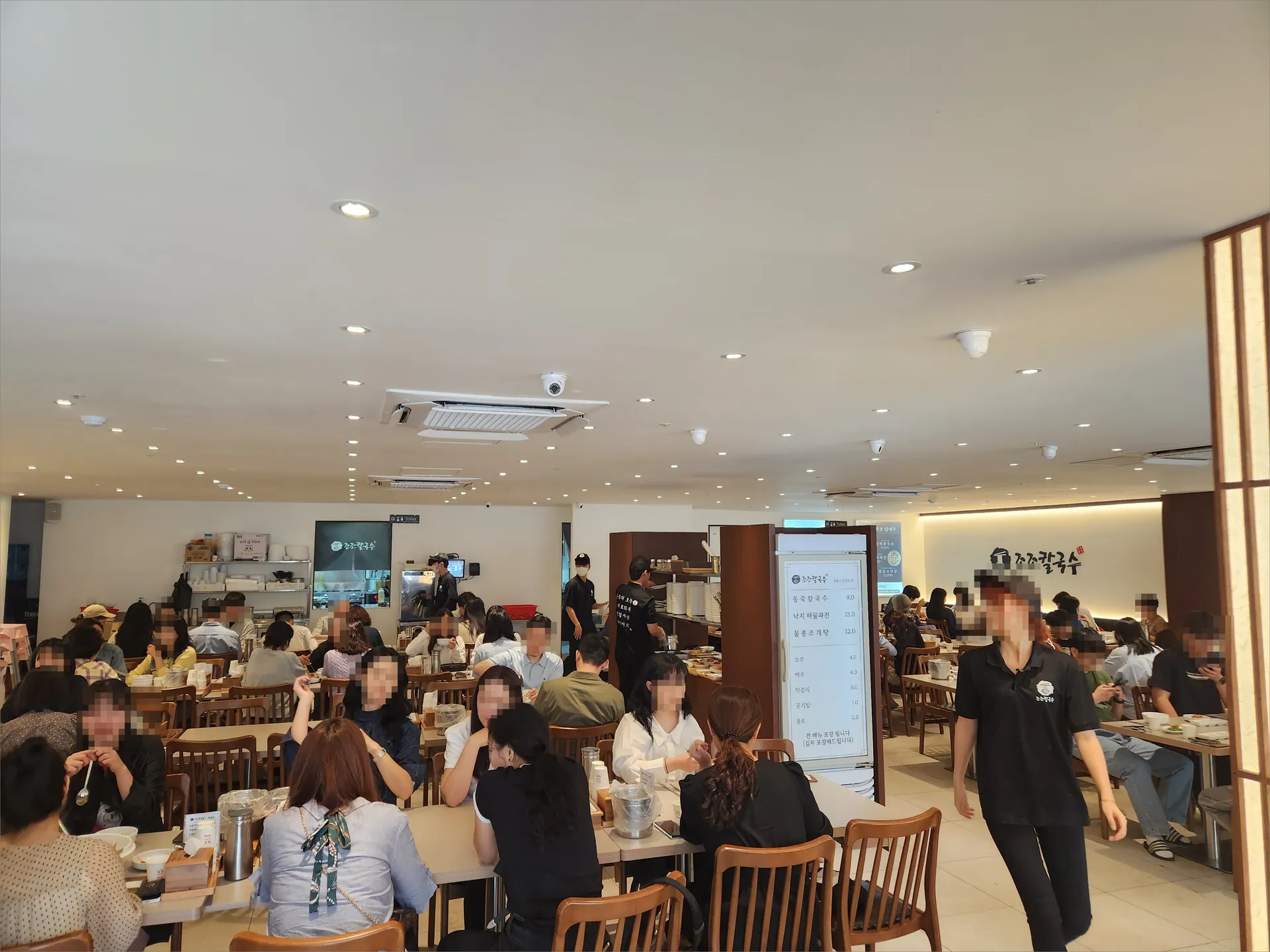조조칼국수 성수점 · 원문 게시 당시 방문 사진 (2023-05-23T16:17:22+09:00). 원문 지점·방문 서술과 현장 간판·공간·음식 사진을 대조해 직접 촬영 및 대상 귀속 확인.