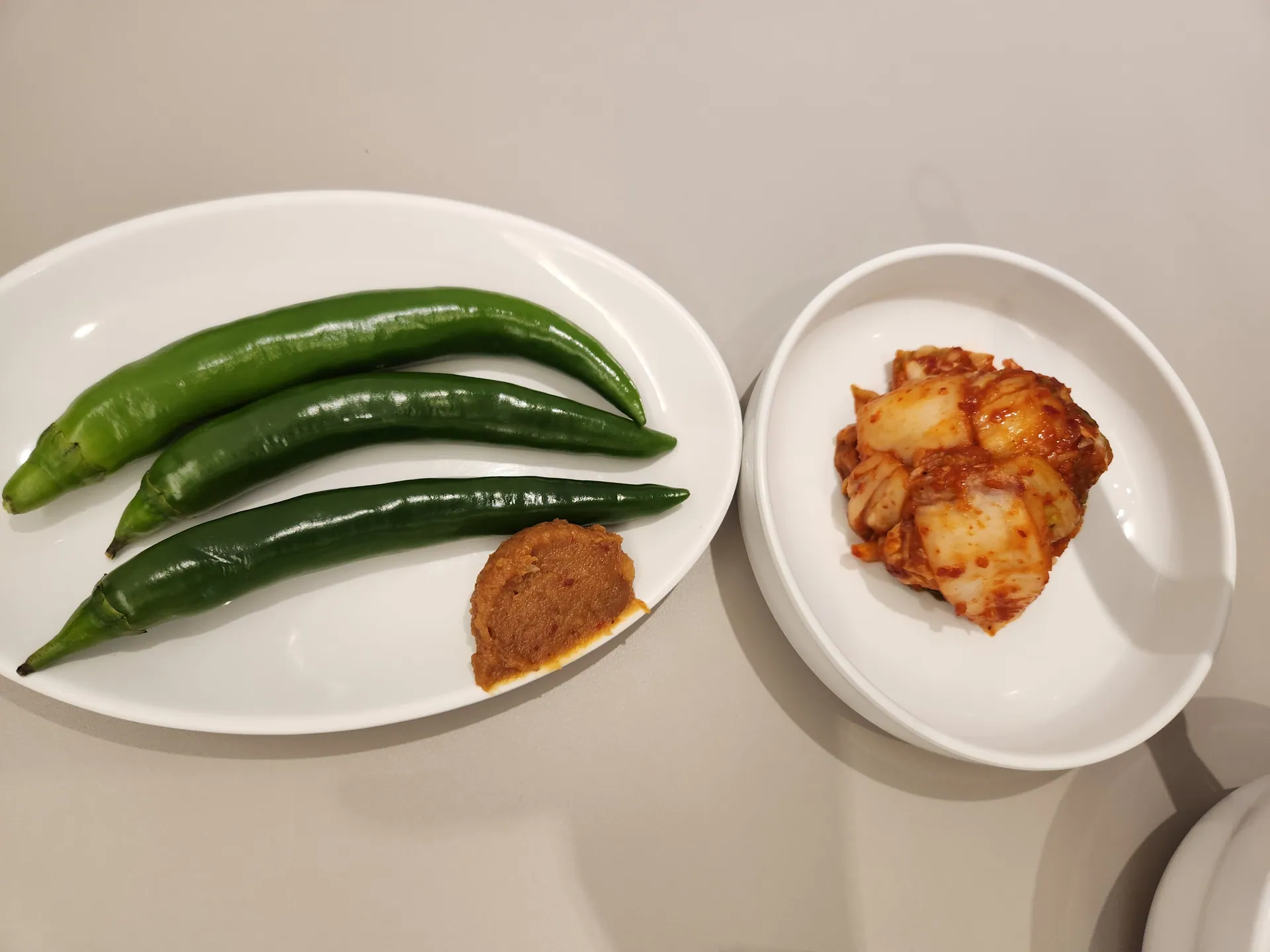 조조칼국수 성수점 · 원문 게시 당시 방문 사진 (2023-05-23T16:17:22+09:00). 원문 지점·방문 서술과 현장 간판·공간·음식 사진을 대조해 직접 촬영 및 대상 귀속 확인.