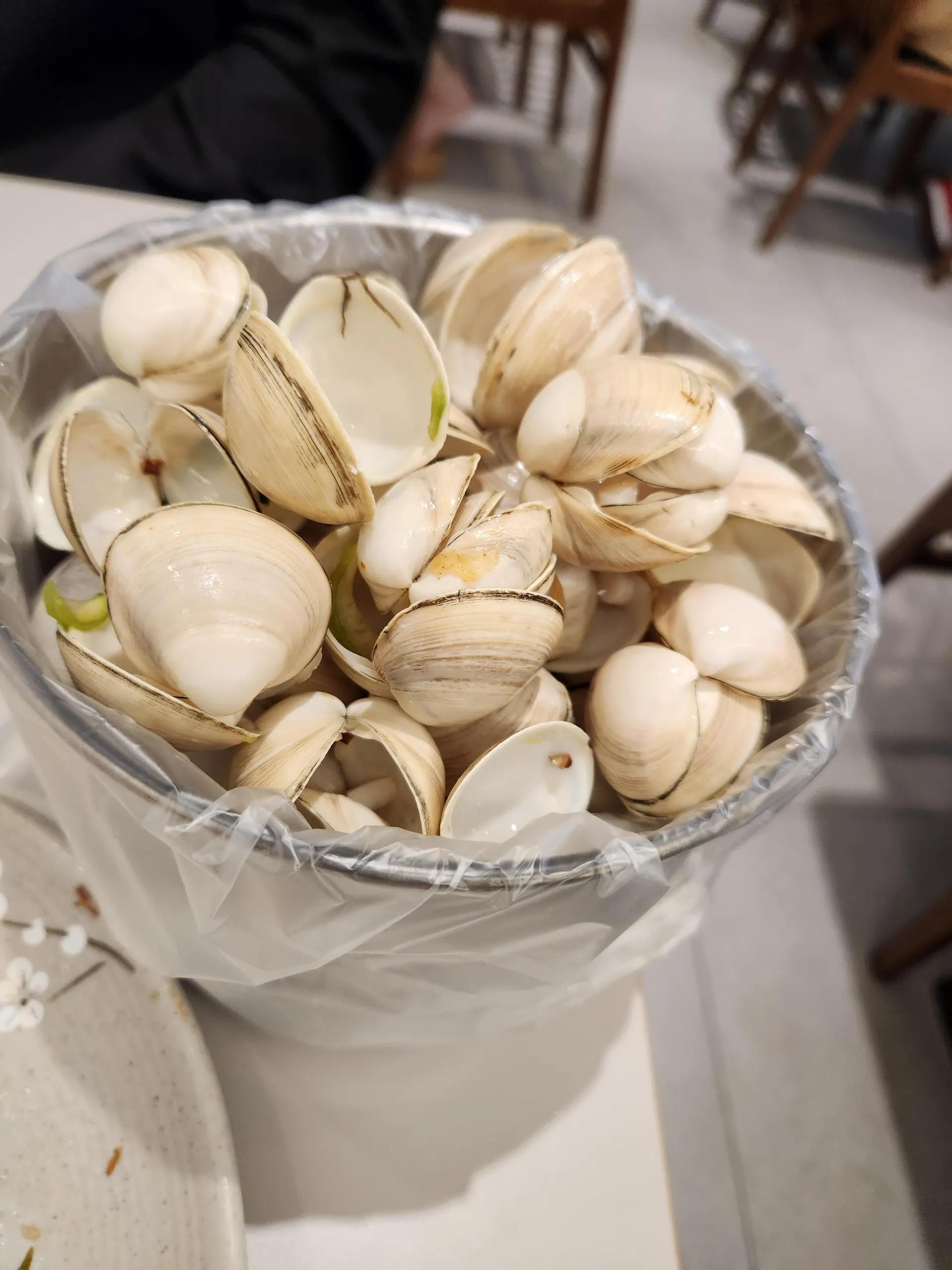 조조칼국수 성수점 · 원문 게시 당시 방문 사진 (2023-05-23T16:17:22+09:00). 원문 지점·방문 서술과 현장 간판·공간·음식 사진을 대조해 직접 촬영 및 대상 귀속 확인.