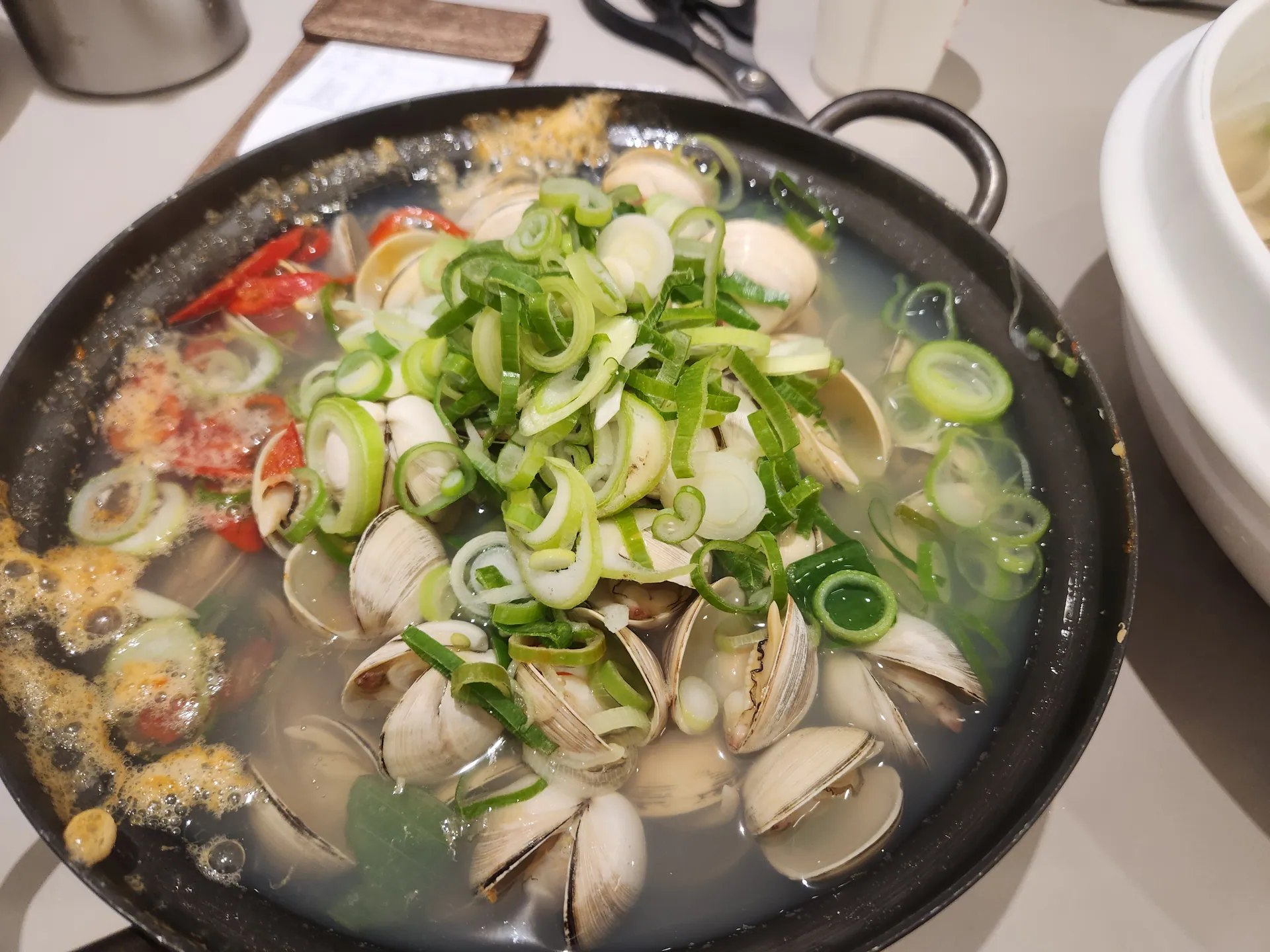 조조칼국수 성수점 · 원문 게시 당시 방문 사진 (2023-05-23T16:17:22+09:00). 원문 지점·방문 서술과 현장 간판·공간·음식 사진을 대조해 직접 촬영 및 대상 귀속 확인.