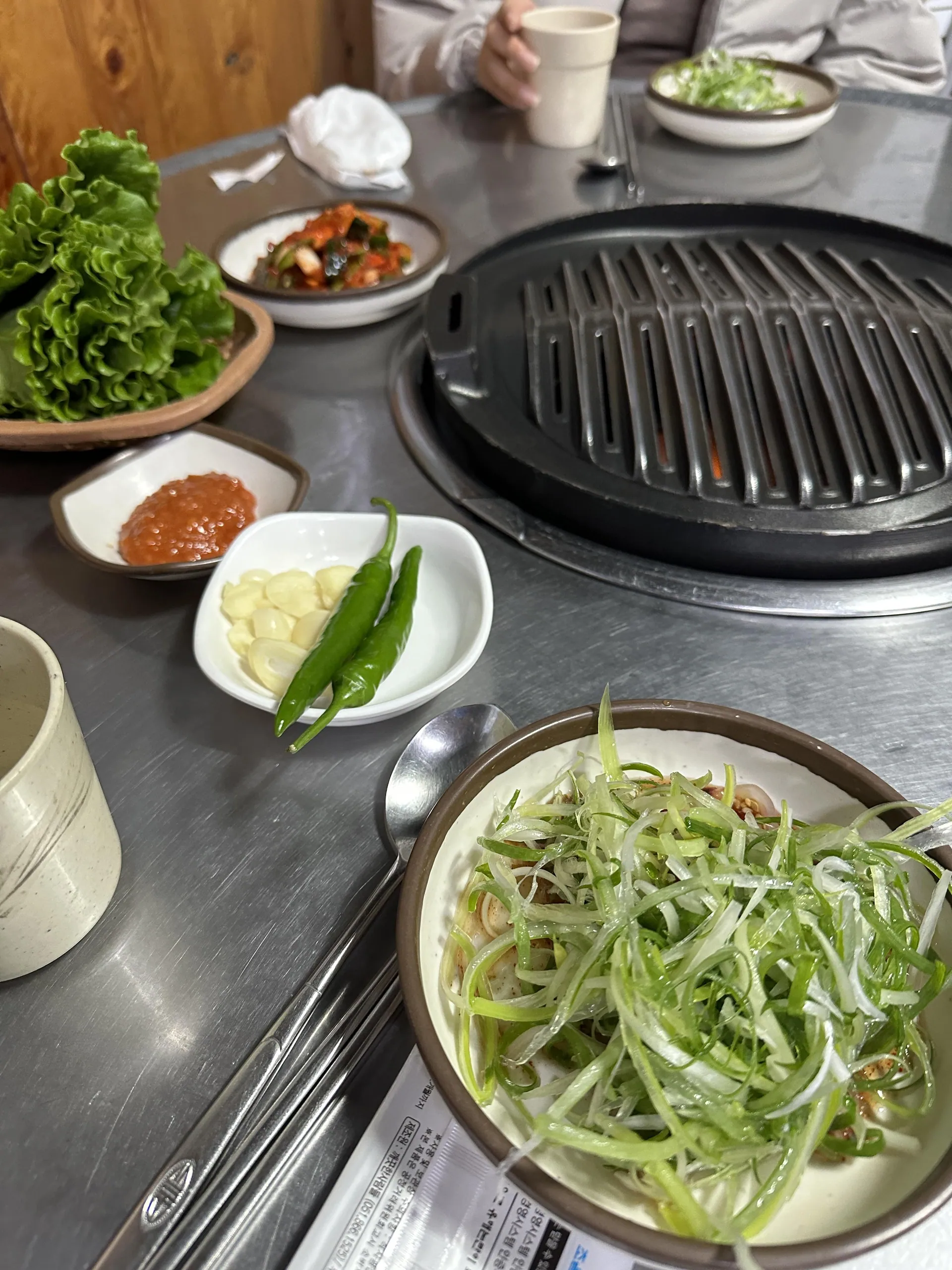 춘미향식당 — 밑반찬과 구이 테이블 (2024-03-01 게시, 촬영일 미확인)