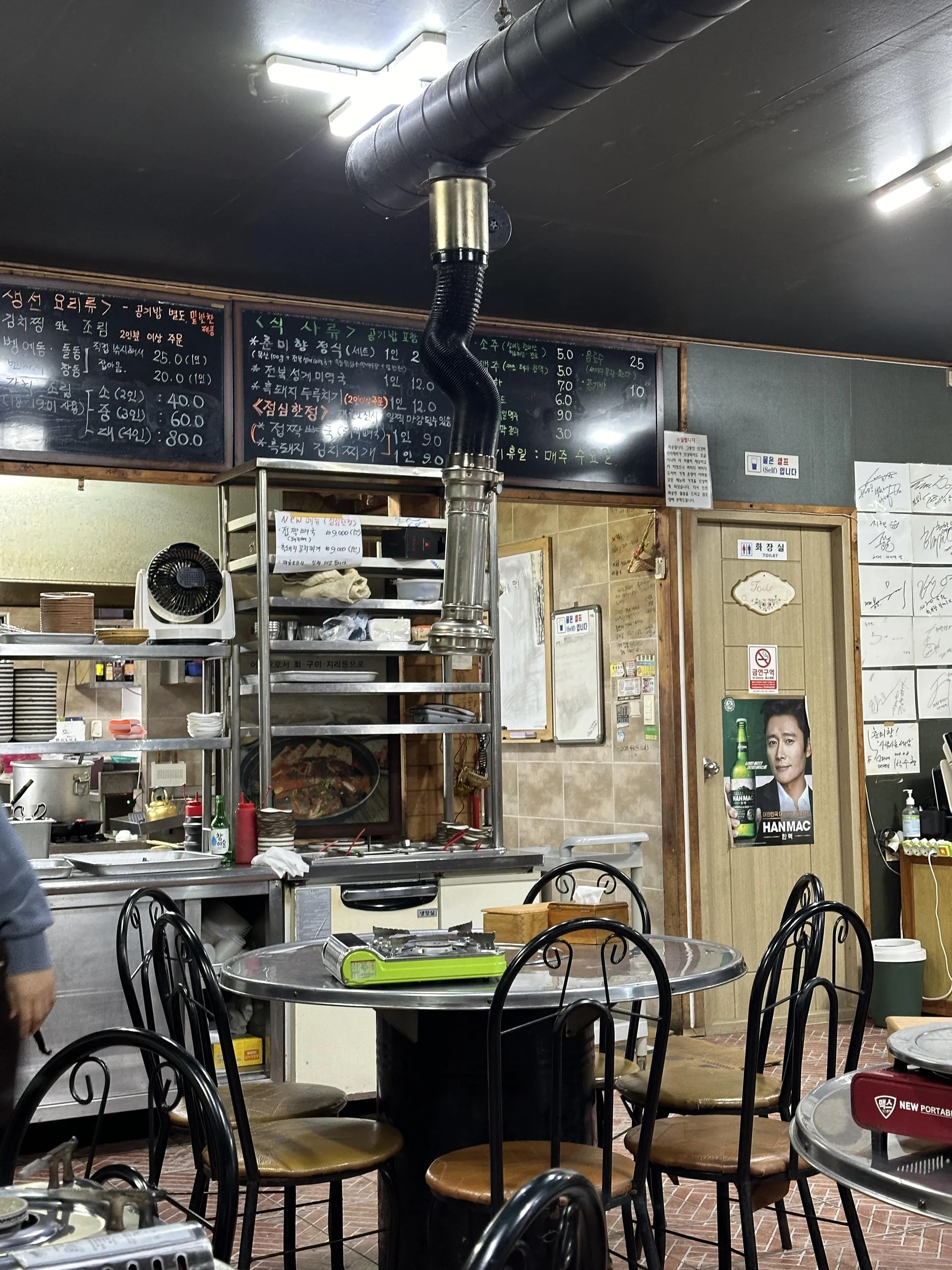 춘미향식당 — 식당 내부 좌석 (2024-03-01 게시, 촬영일 미확인)