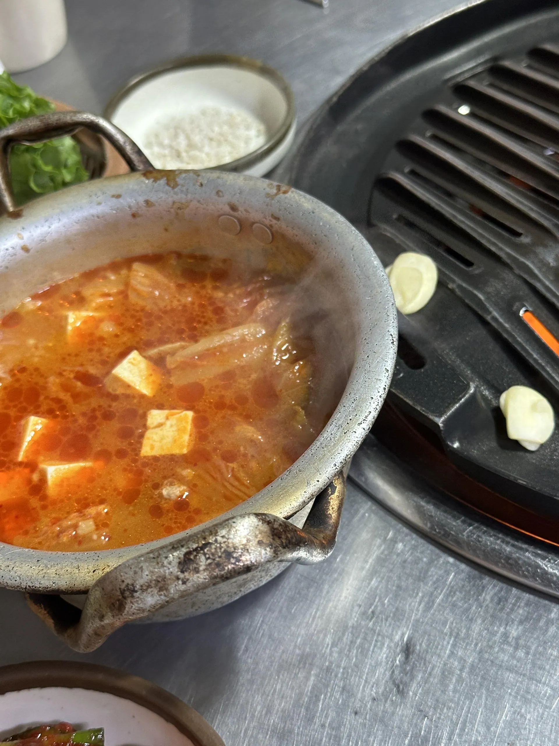 춘미향식당 — 기본으로 제공된 김치찌개 (2024-03-01 게시, 촬영일 미확인)