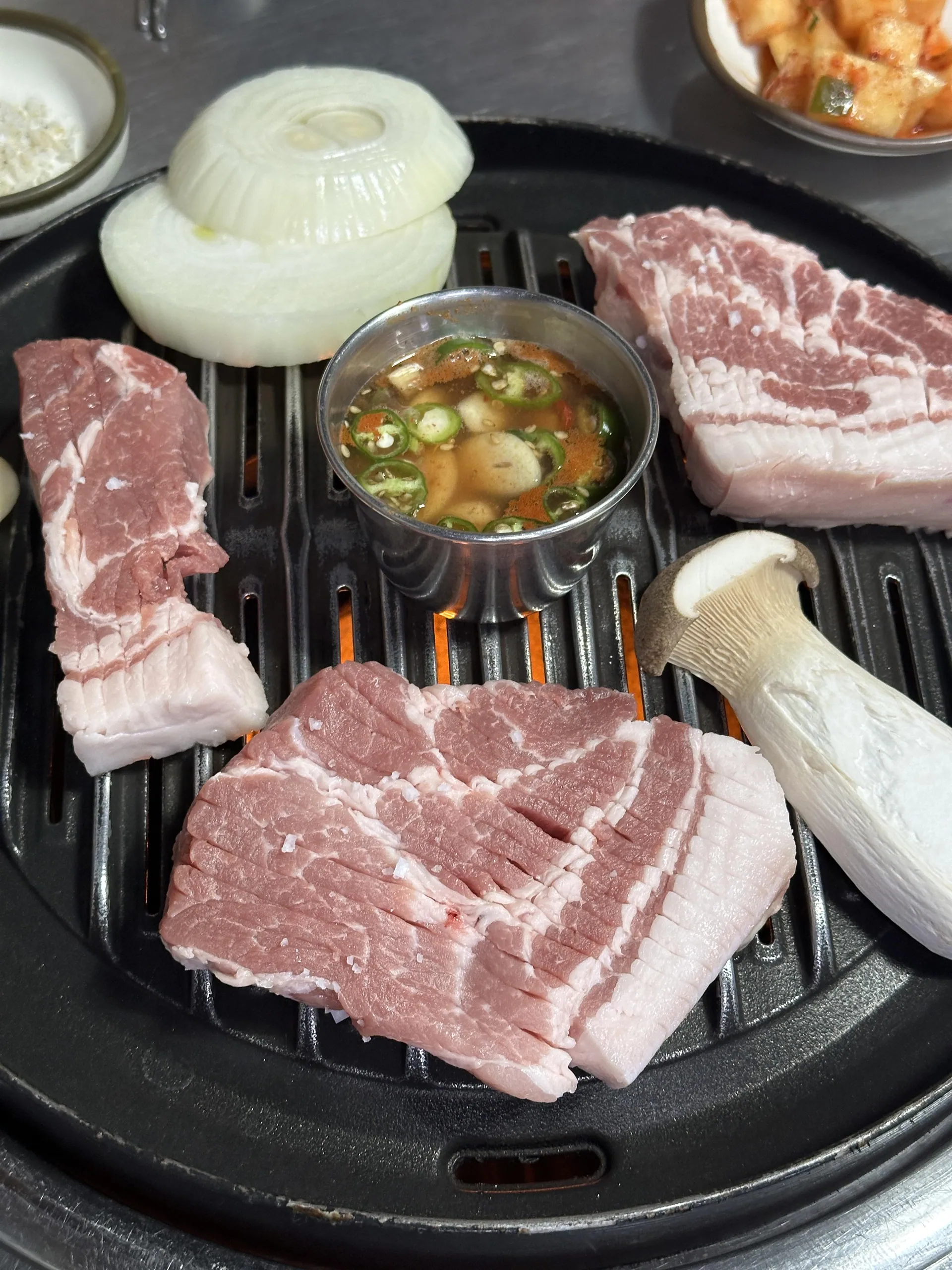 춘미향식당 — 불판에 올린 목살 (2024-03-01 게시, 촬영일 미확인)