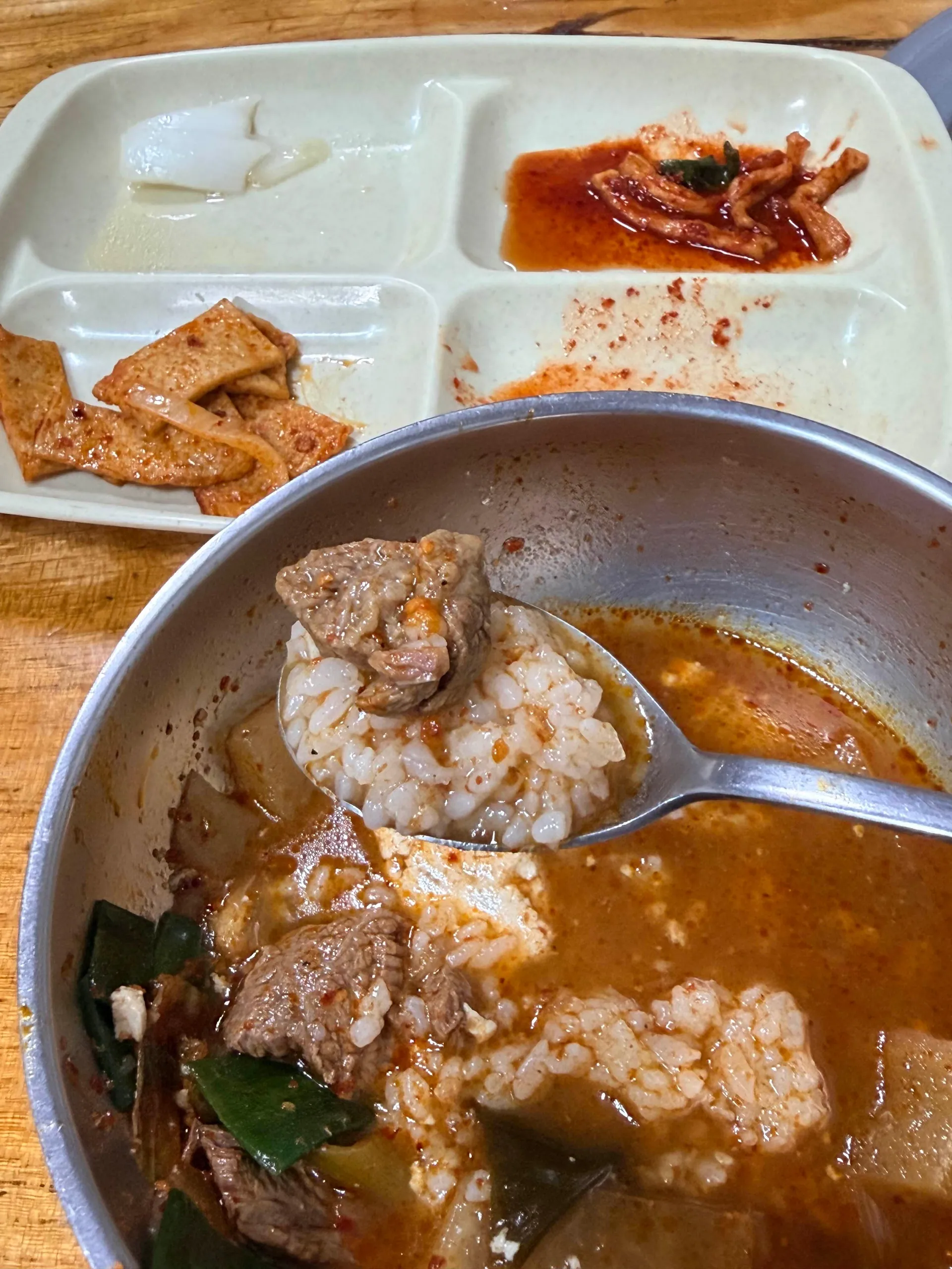 영해식당 — 떠낸 소고기와 밥 (2026-10-10 게시, 촬영일 미확인)