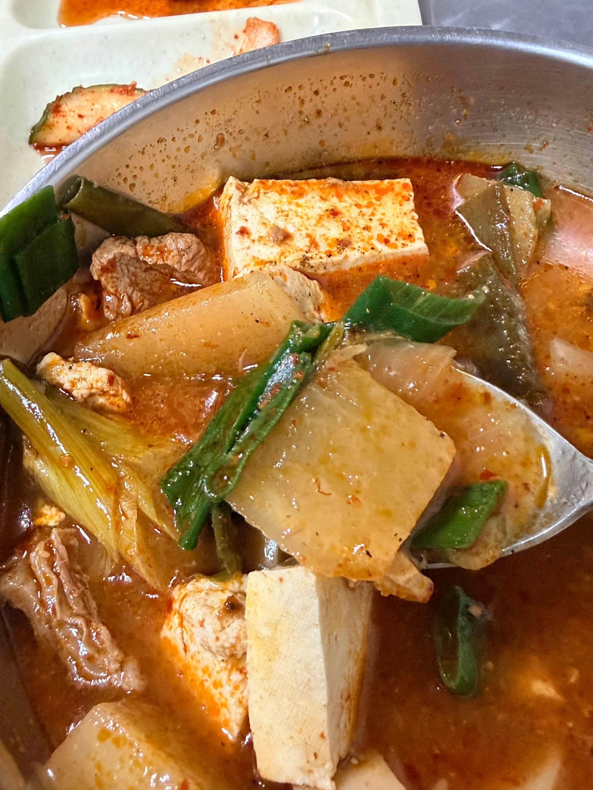 영해식당 — 찌개의 두부와 대파 (2026-10-10 게시, 촬영일 미확인)