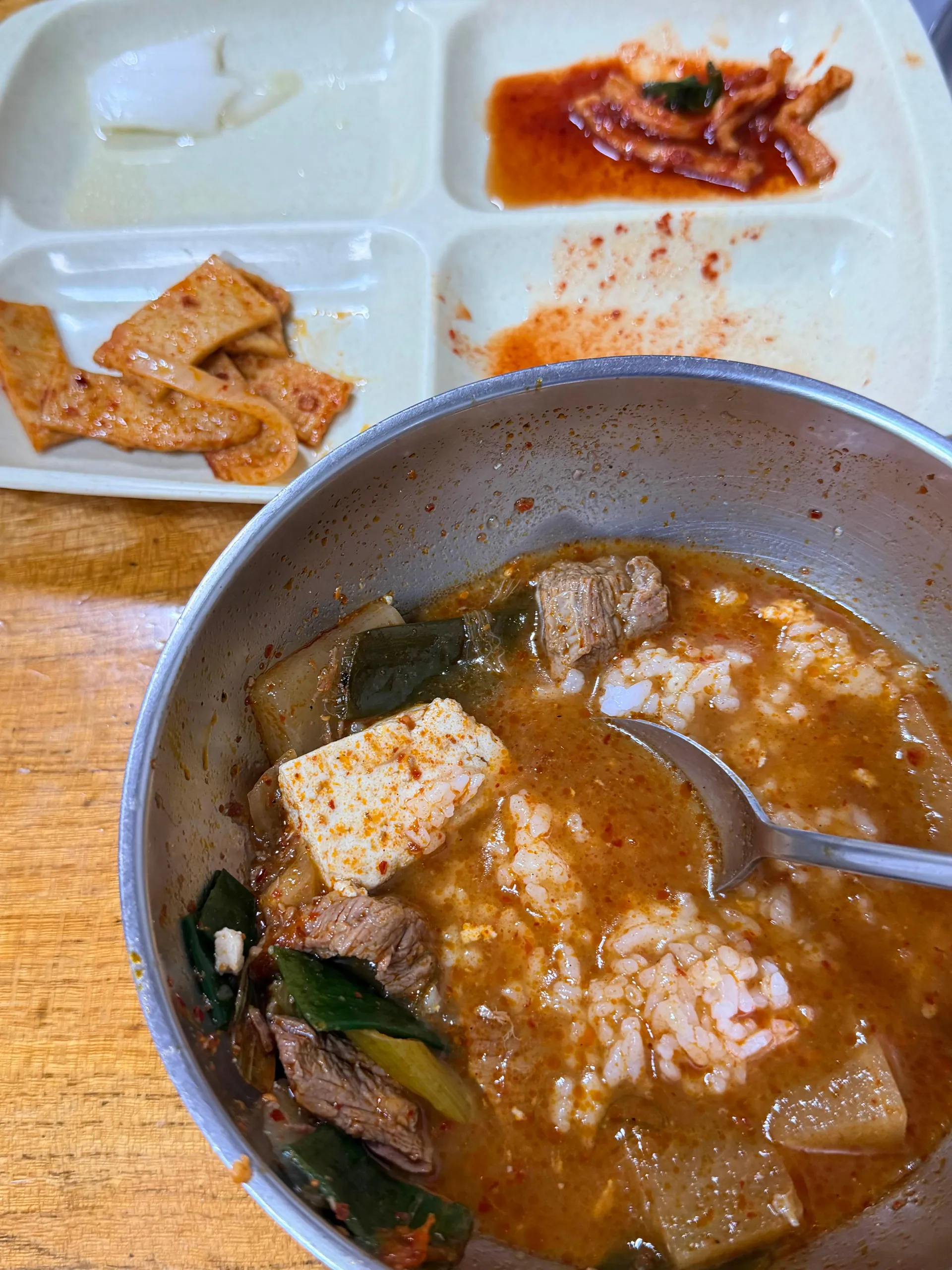 영해식당 — 찌개에 밥을 말아 먹는 모습 (2026-10-10 게시, 촬영일 미확인)