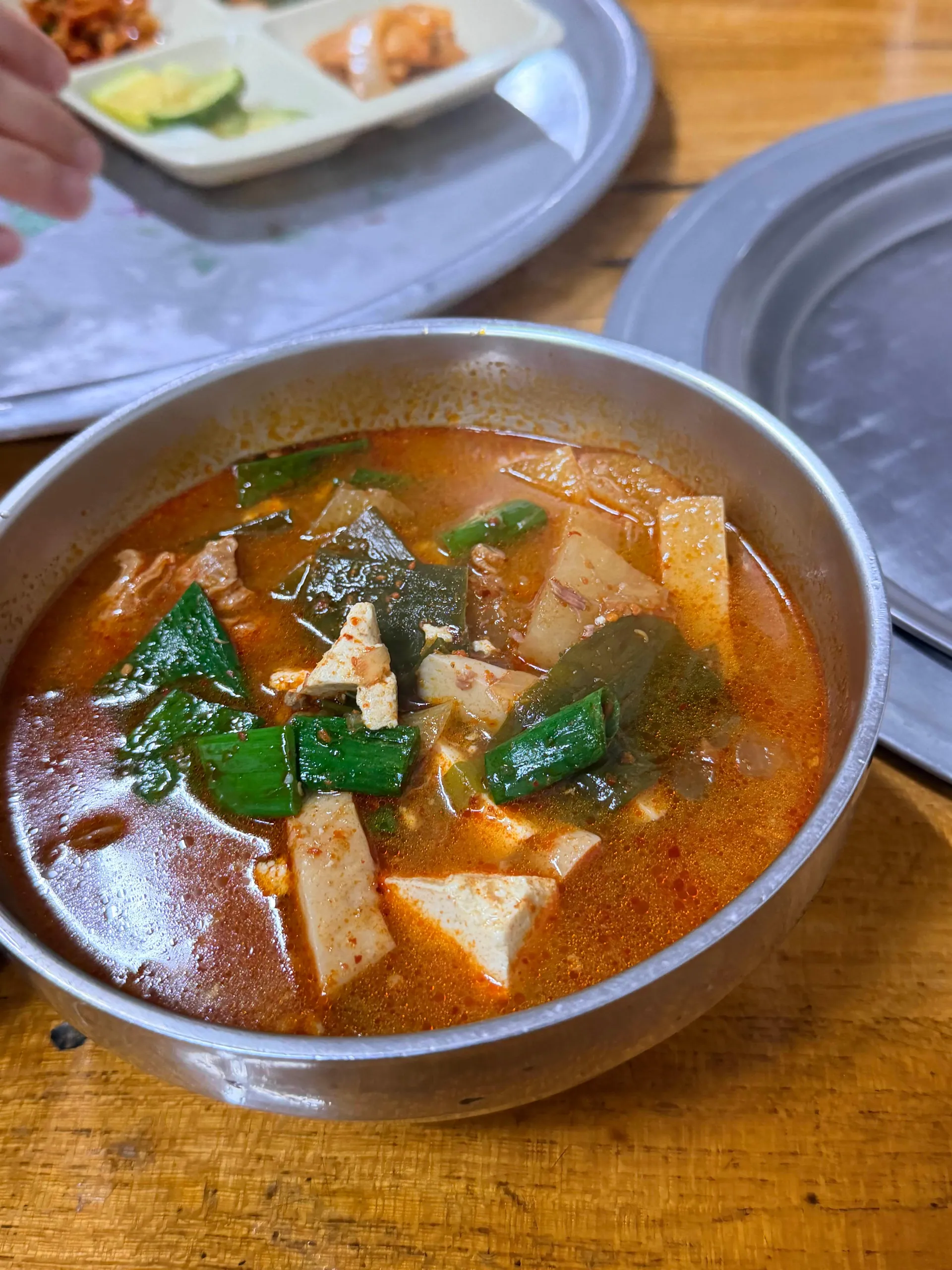영해식당 — 소고기찌개가 나오는 모습 (2026-10-10 게시, 촬영일 미확인)