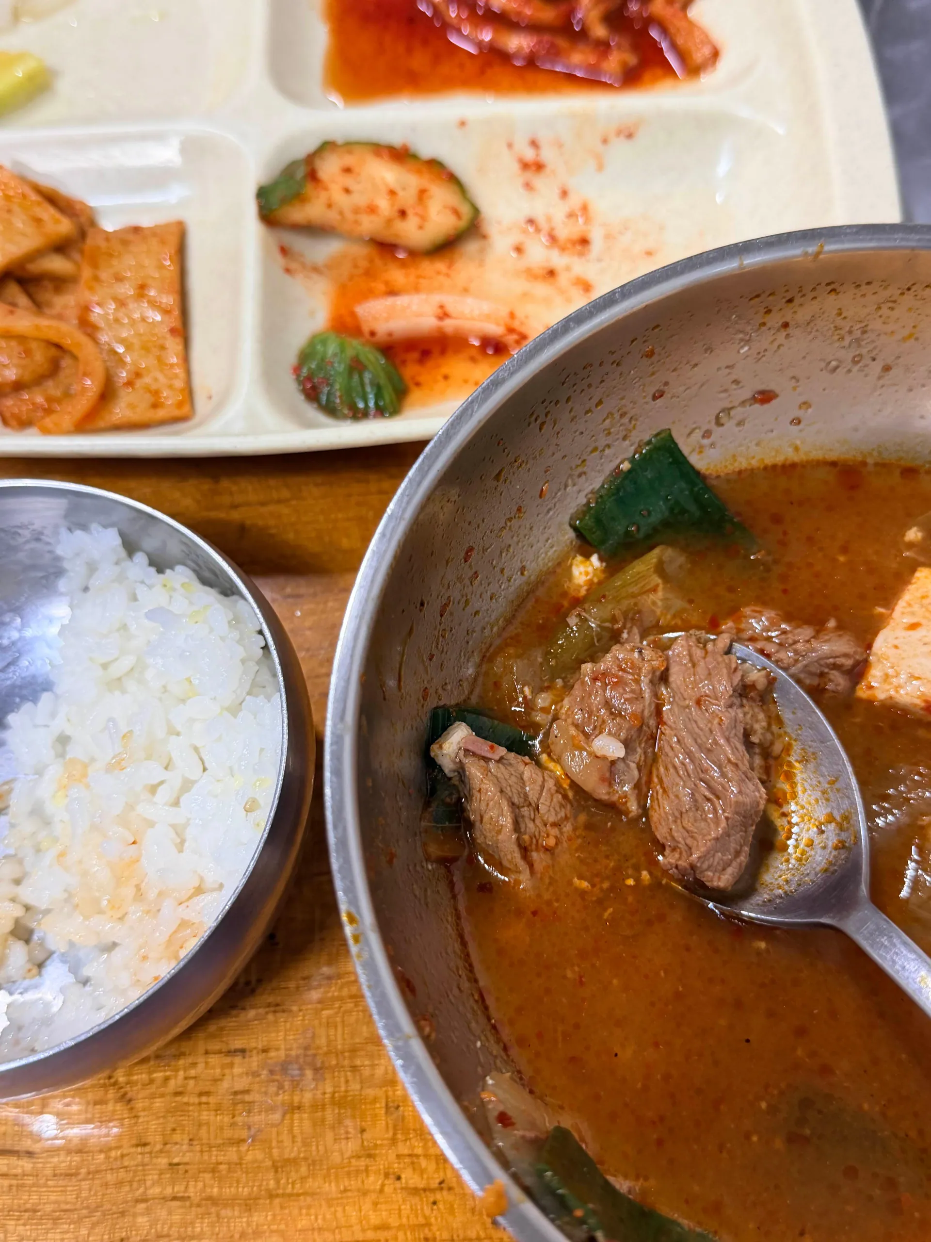 영해식당 — 소고기를 숟가락에 던 모습 (2026-10-10 게시, 촬영일 미확인)