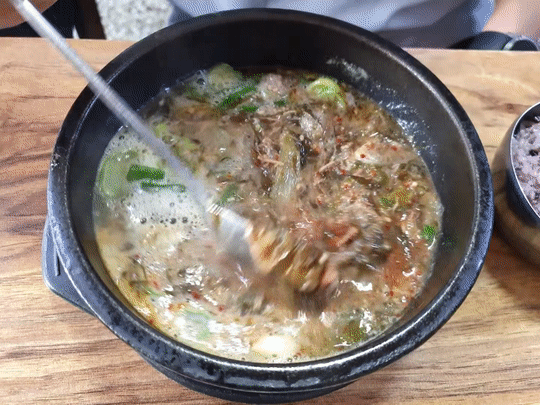 맨도롱해장국 — 몸국을 젓는 움직임 사진 (2022-08-16 게시, 촬영일 미확인)