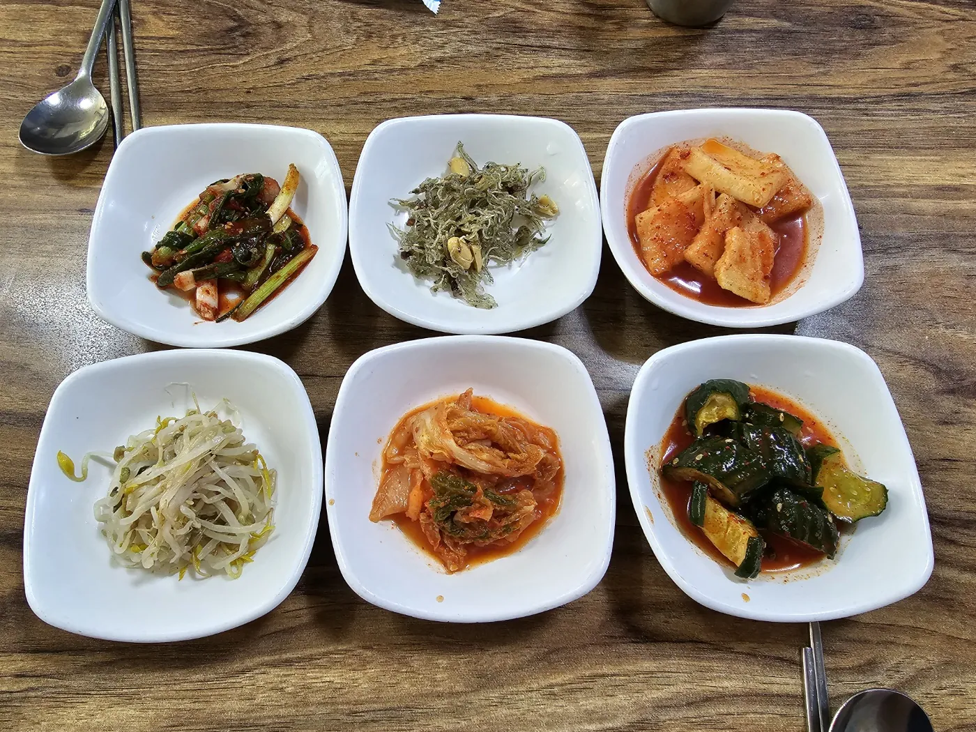 맨도롱해장국 — 밑반찬 여섯 가지 (2023-05-20 게시, 촬영일 미확인)