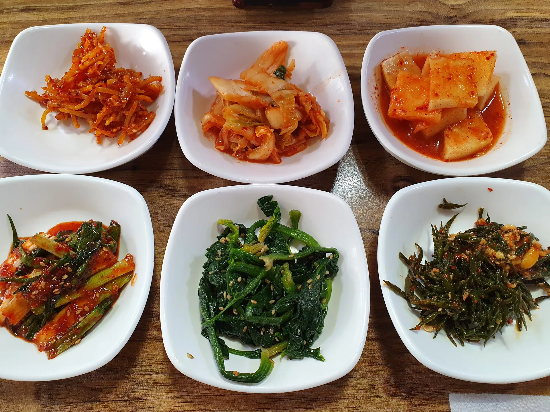 맨도롱해장국 — 밑반찬 여섯 가지 (2022-08-16 게시, 촬영일 미확인)