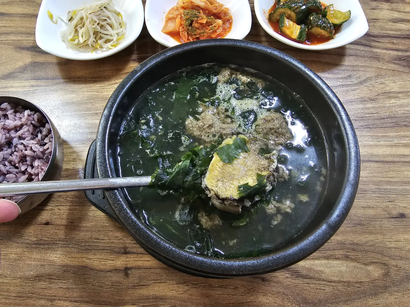 맨도롱해장국 — 겡이국 속 전복 (2023-05-20 게시, 촬영일 미확인)